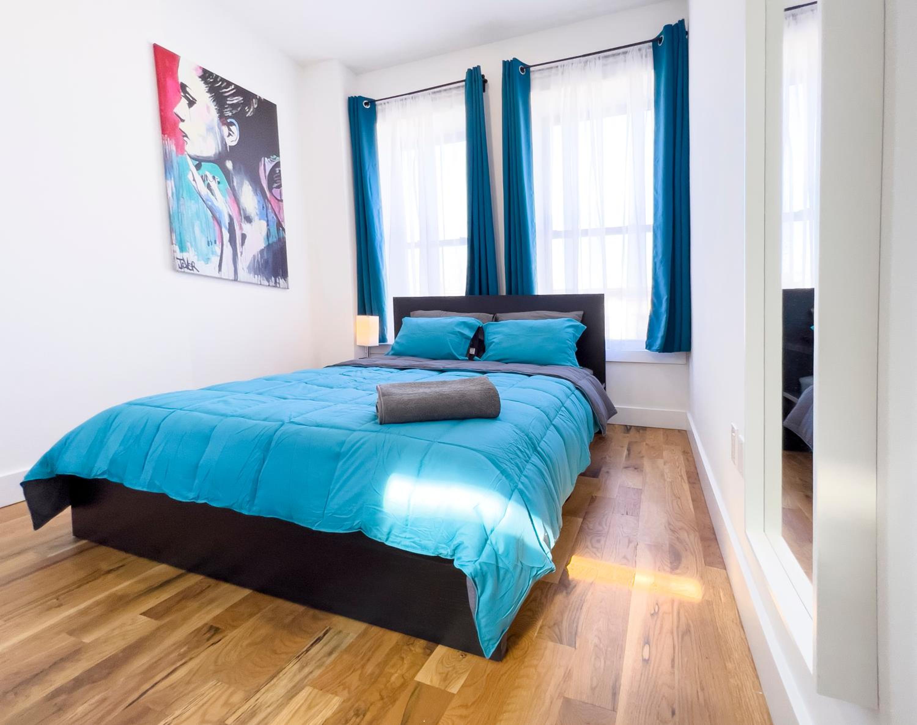 Queen Room with Shared Bathroom photo 1