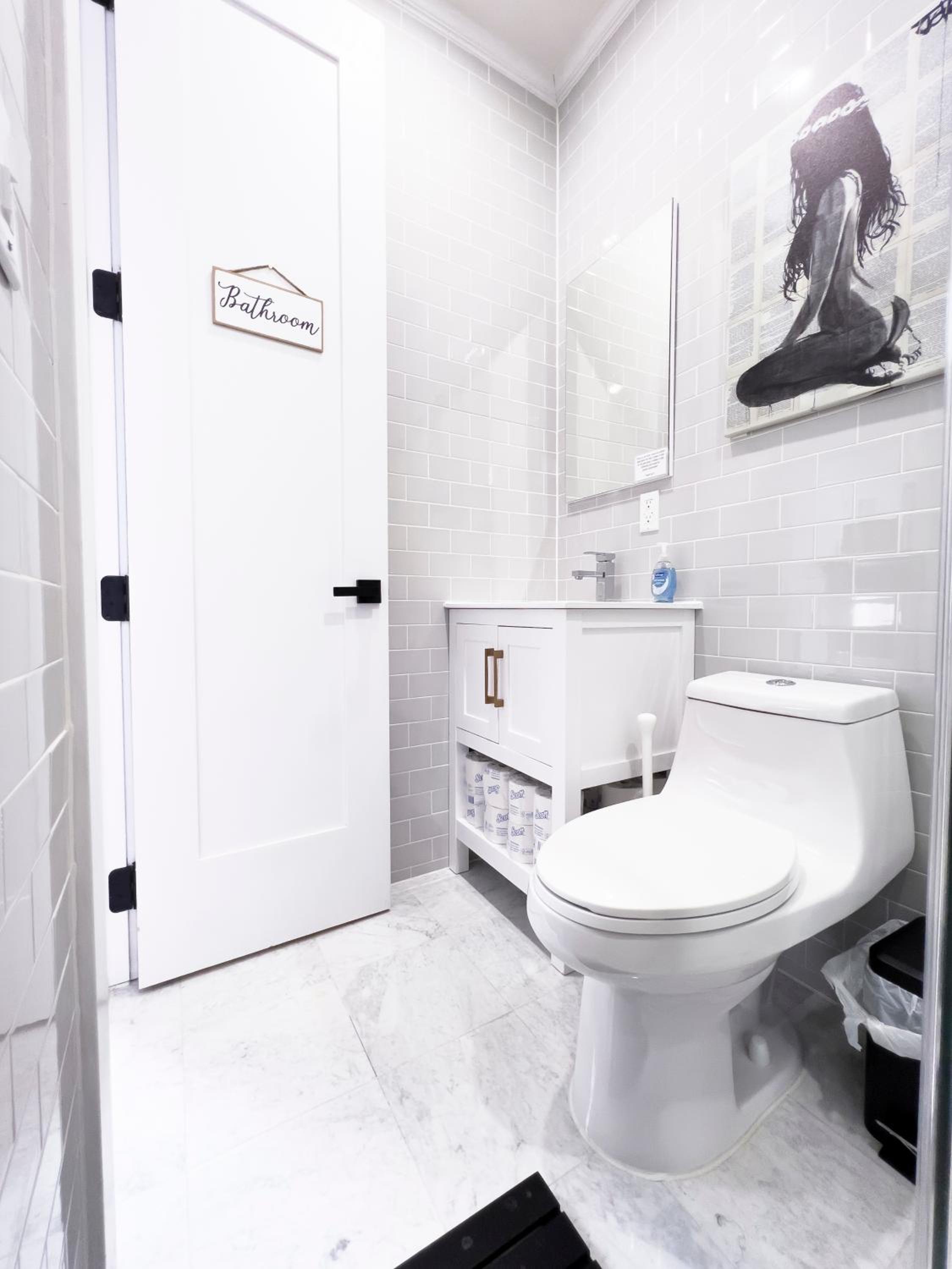 Queen Room with Shared Bathroom photo 2