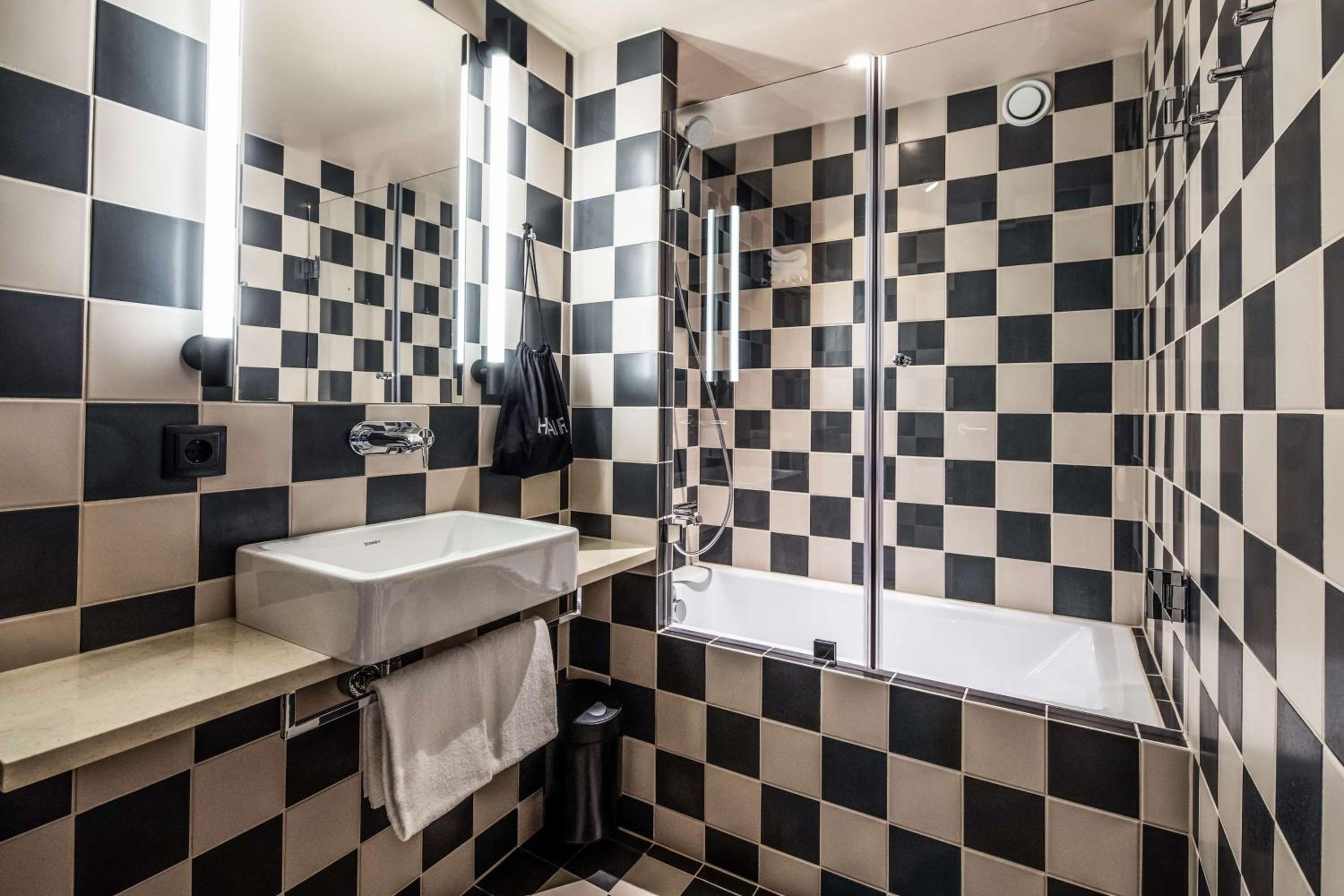 Standard Twin Room thumbnail 5