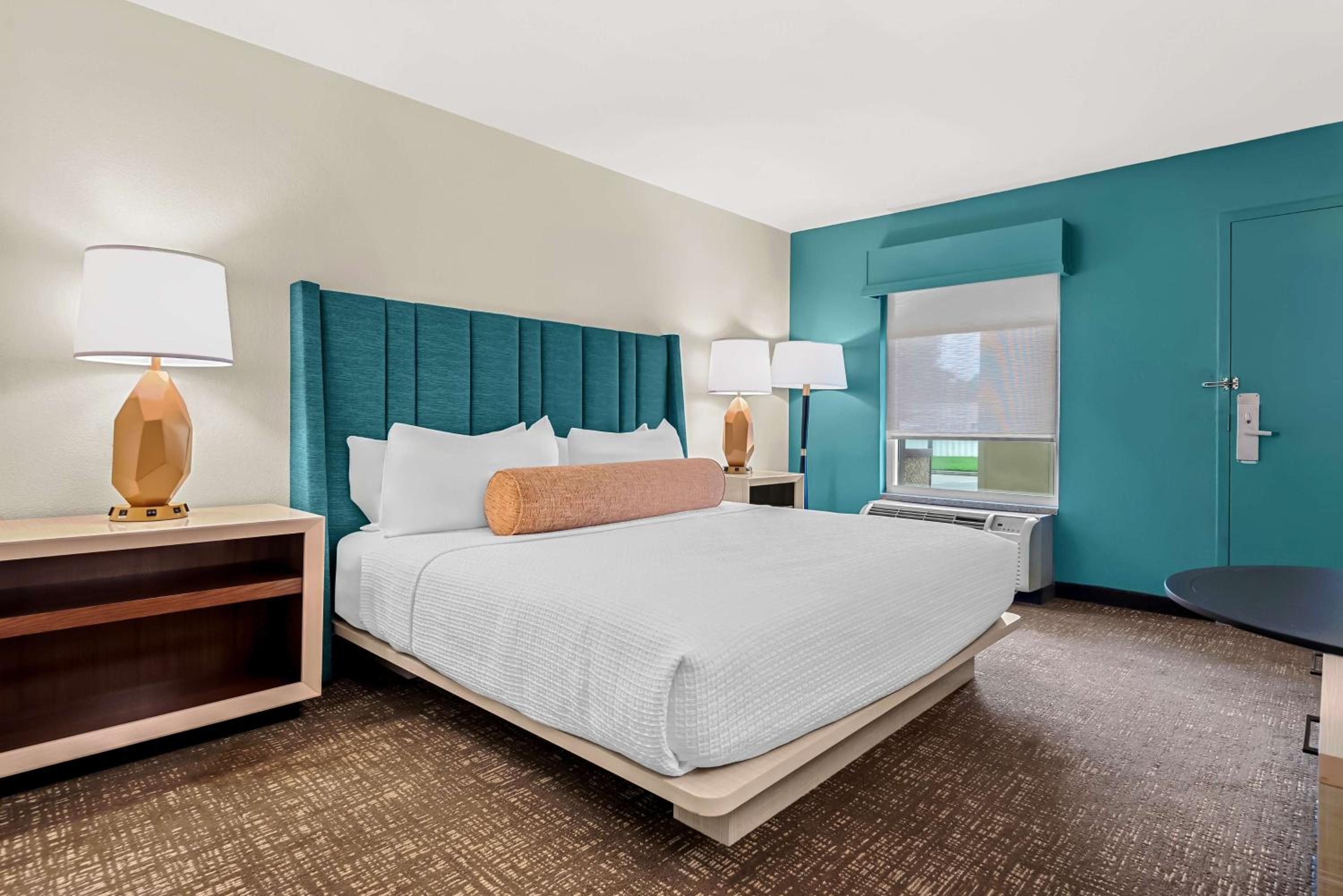 King Room with Roll-In Shower - Mobility Accessible/Smoking - Photo 2
