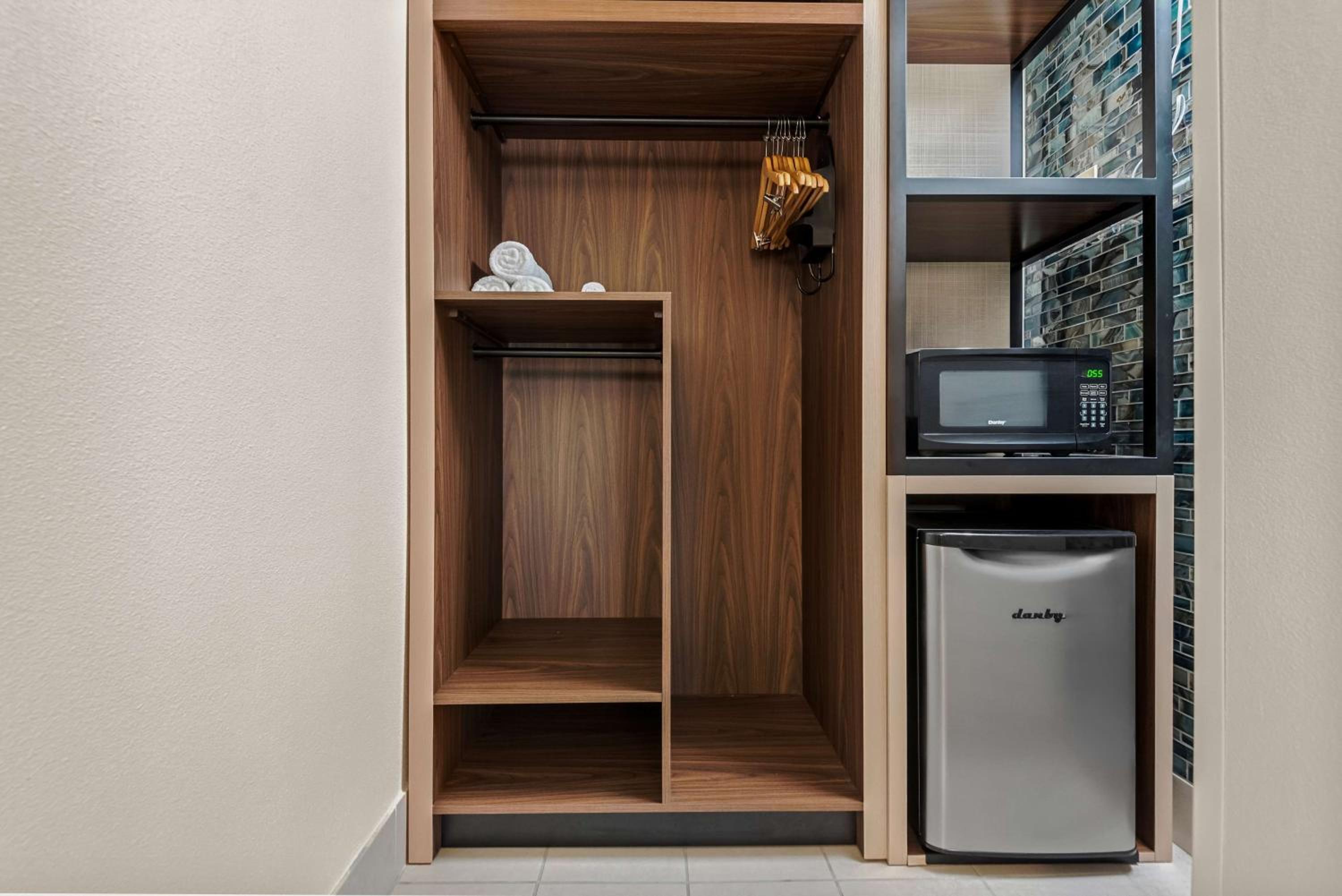 King Room with Roll-In Shower - Mobility Accessible/Smoking - Photo 4