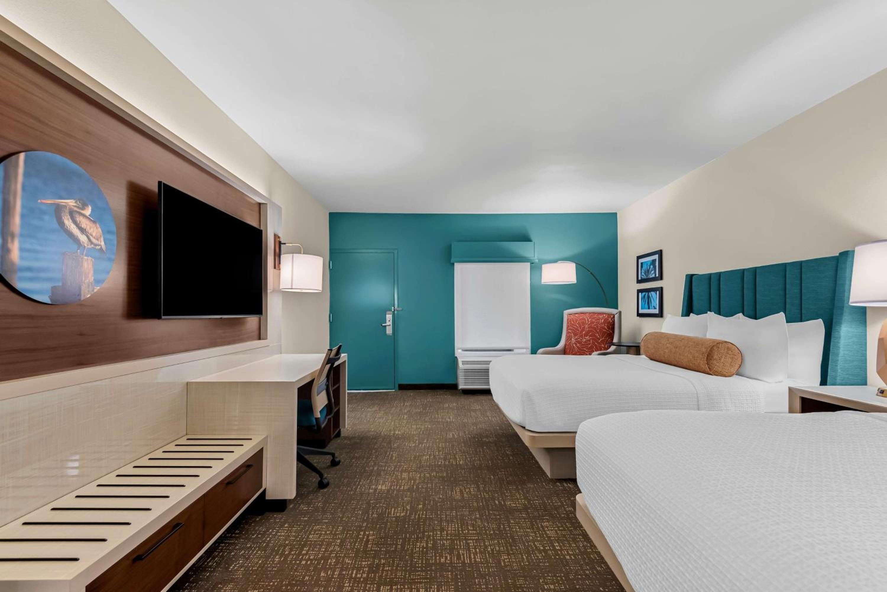 Queen Suite with Two Queen Beds - Non-Smoking - Photo 3