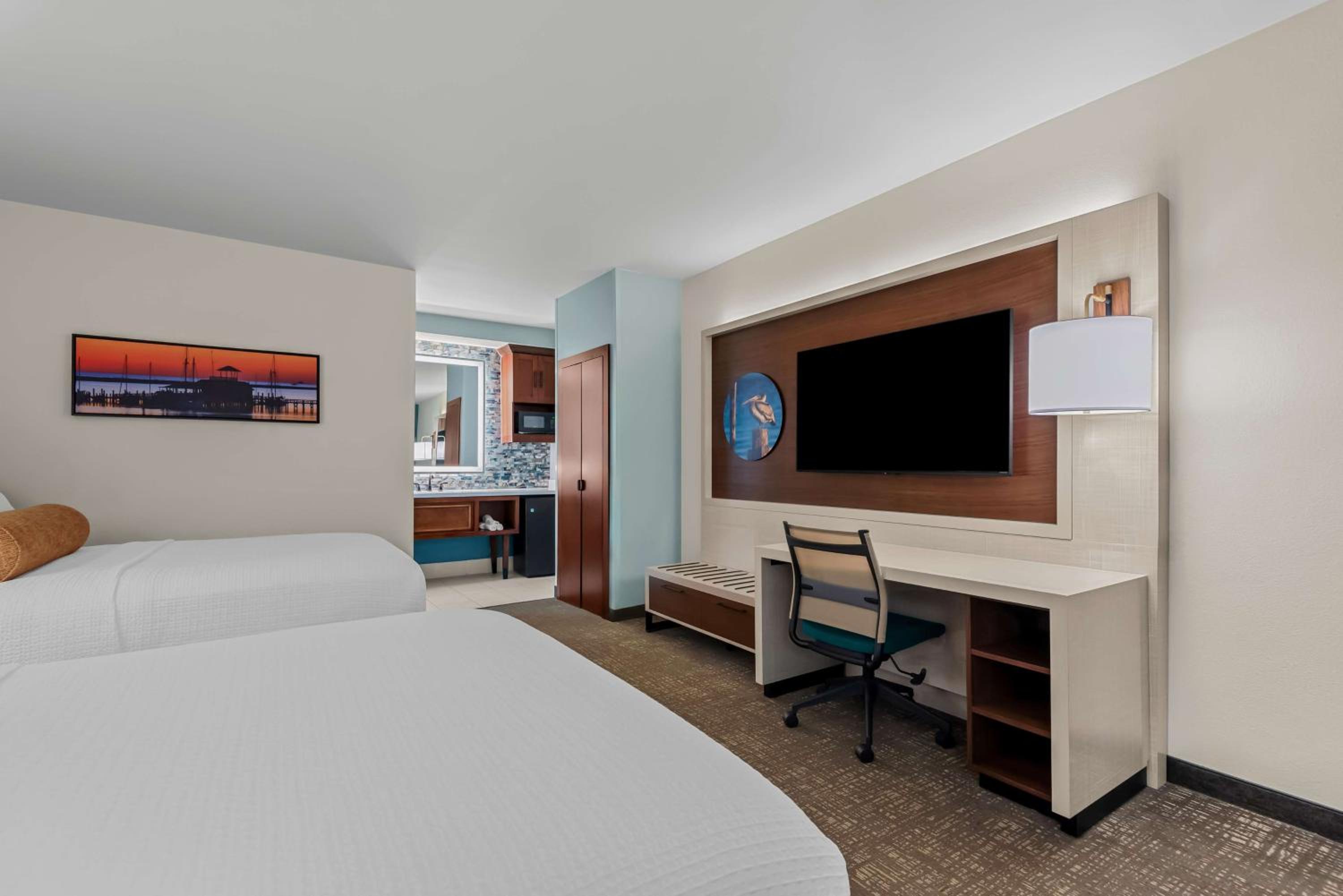 Queen Suite with Two Queen Beds - Non-Smoking - Photo 5