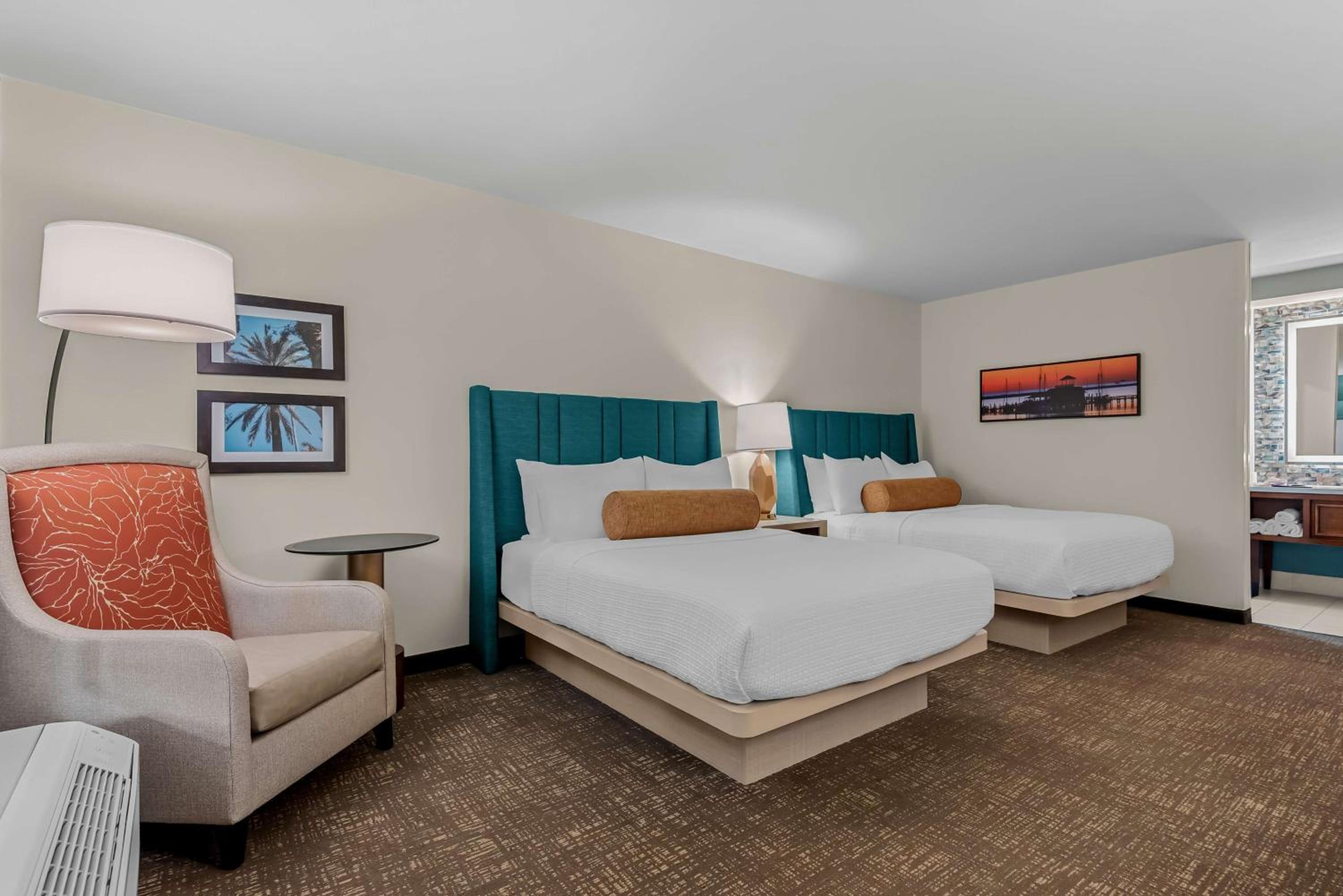Queen Suite with Two Queen Beds - Non-Smoking - Photo 2