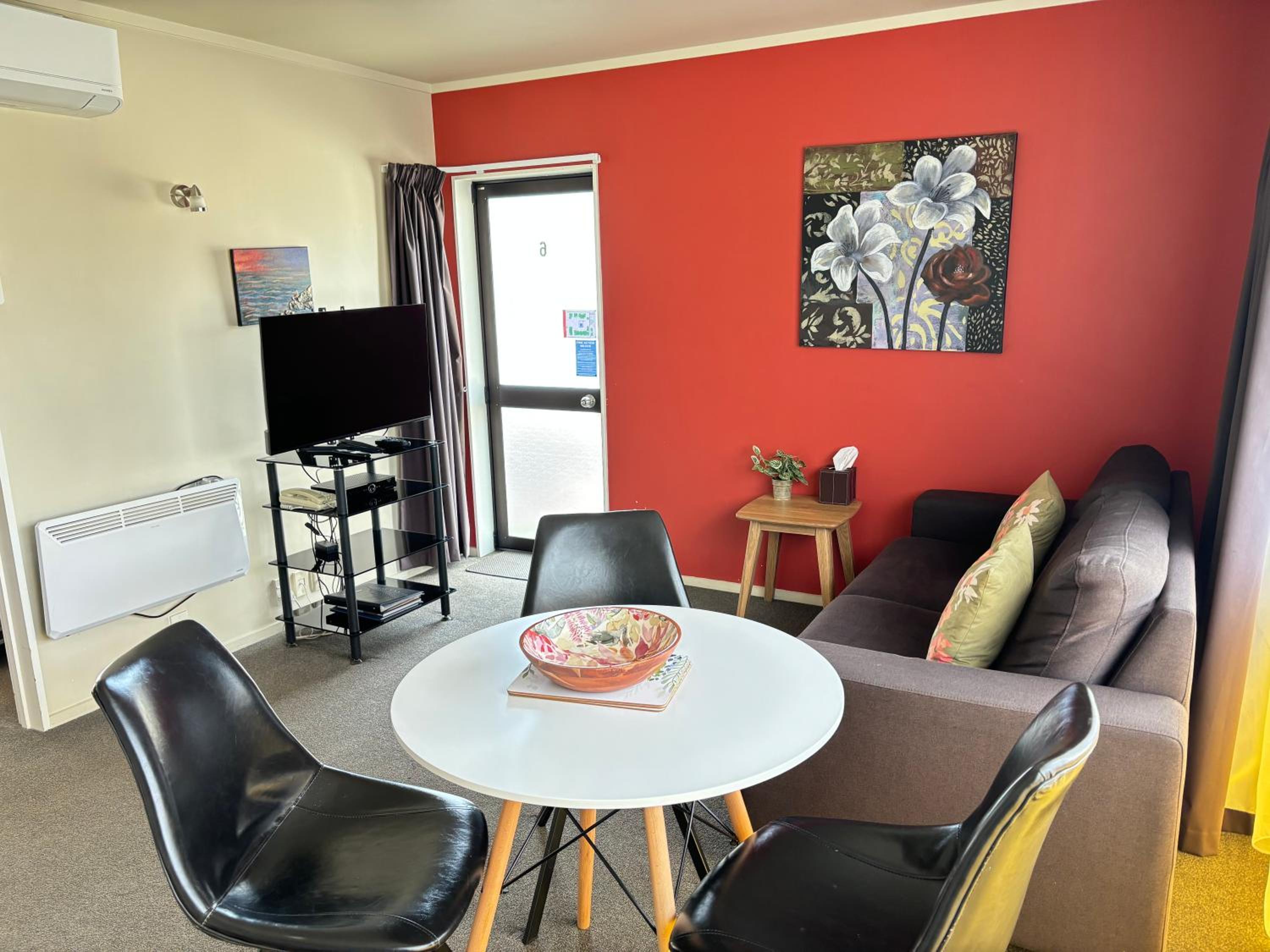 One-Bedroom Apartment photo 2