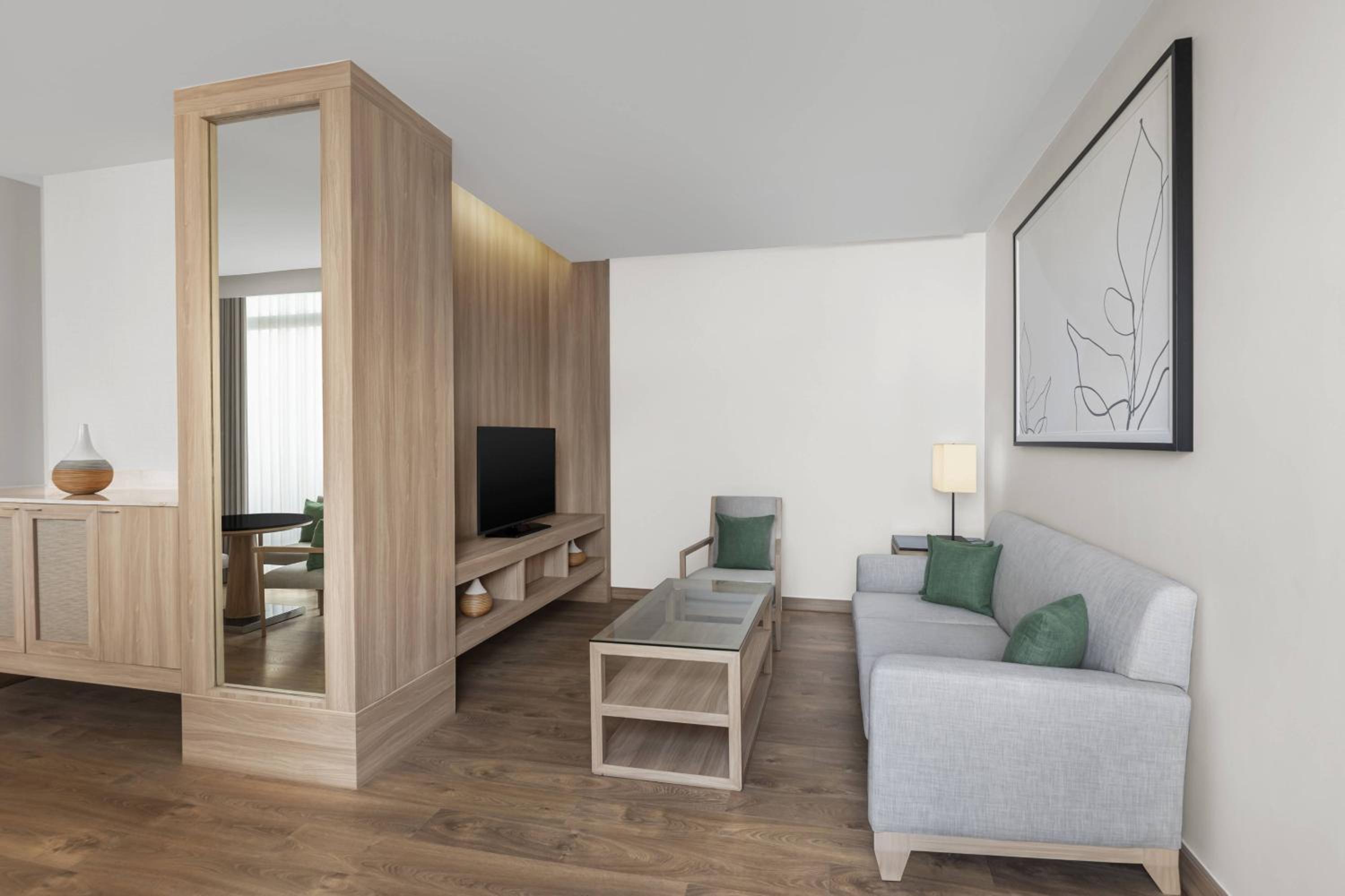 One-Bedroom Corner King Suite - Top Floor thumbnail 6