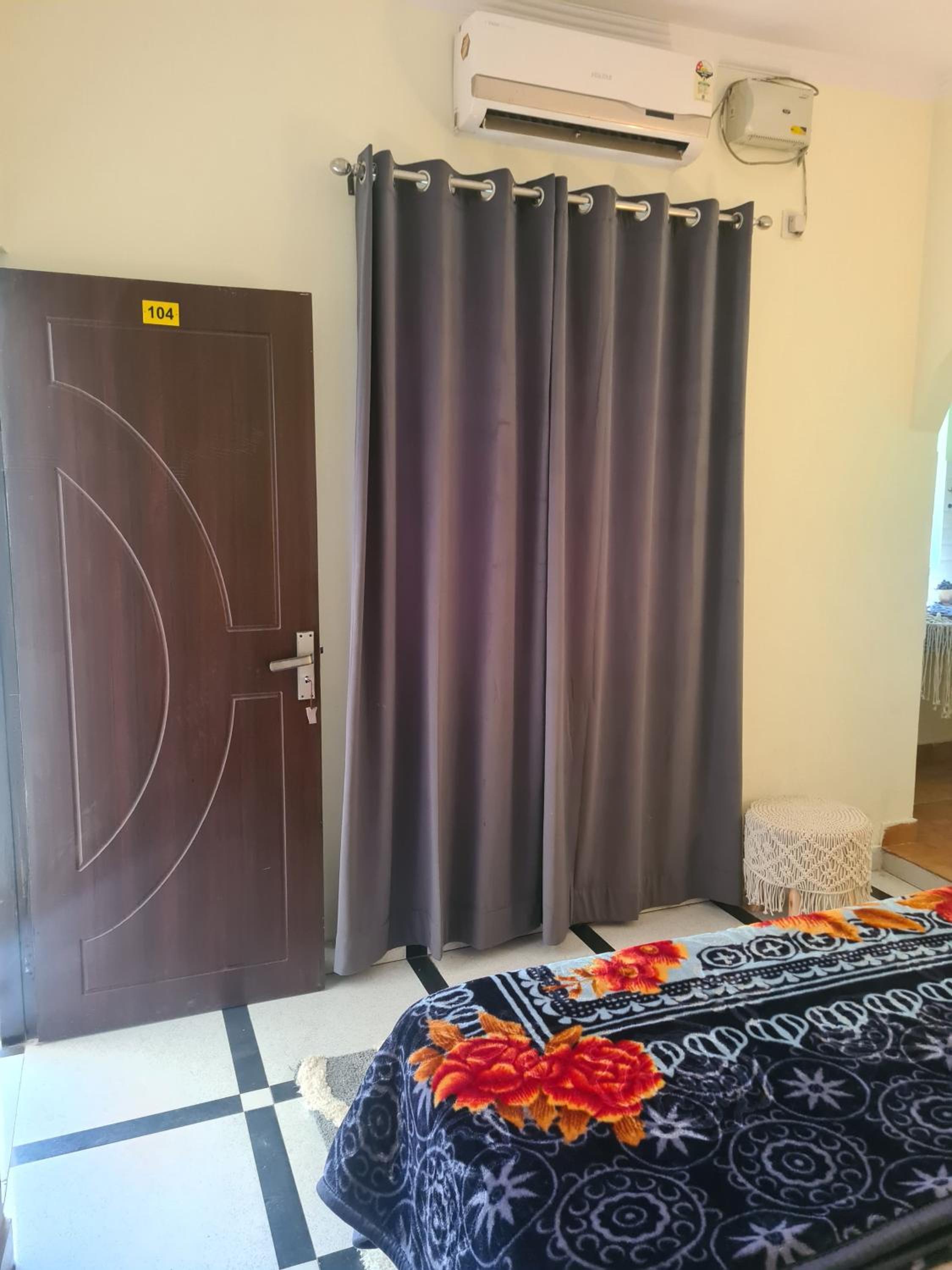Queen Room photo 2
