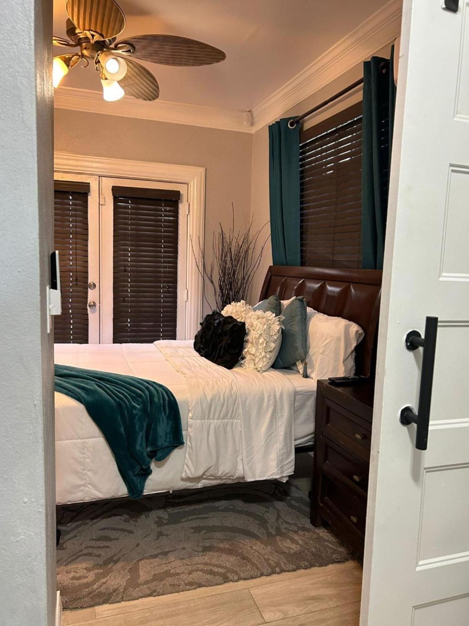 Deluxe Two-Bedroom Apartment With Garden View photo 2