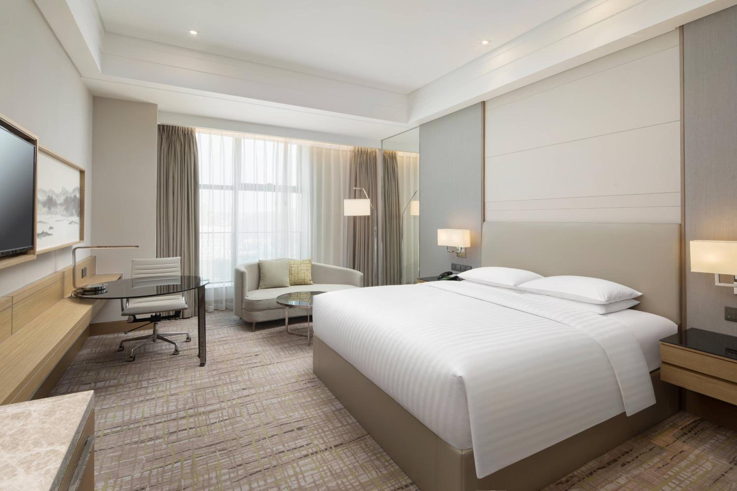 Deluxe King Room with City View photo 2