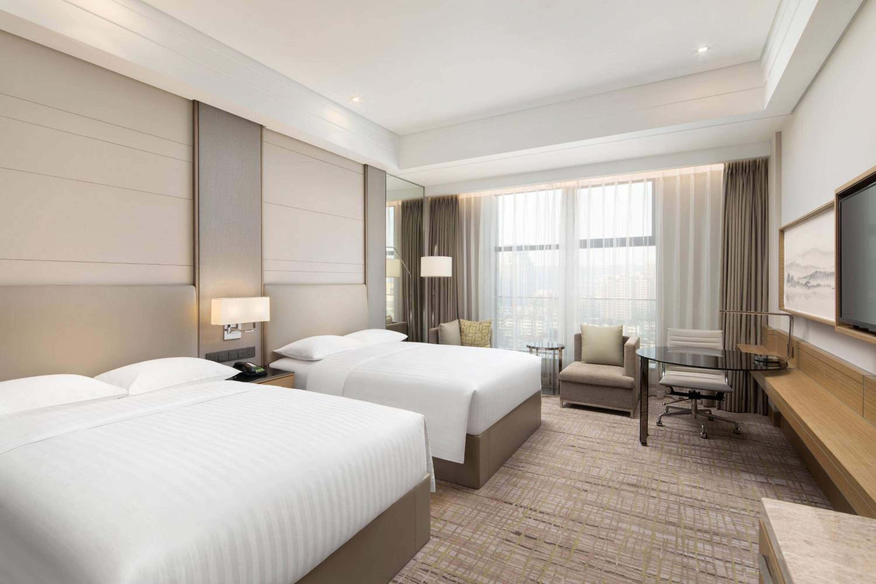 Deluxe Double Room with City View photo 3