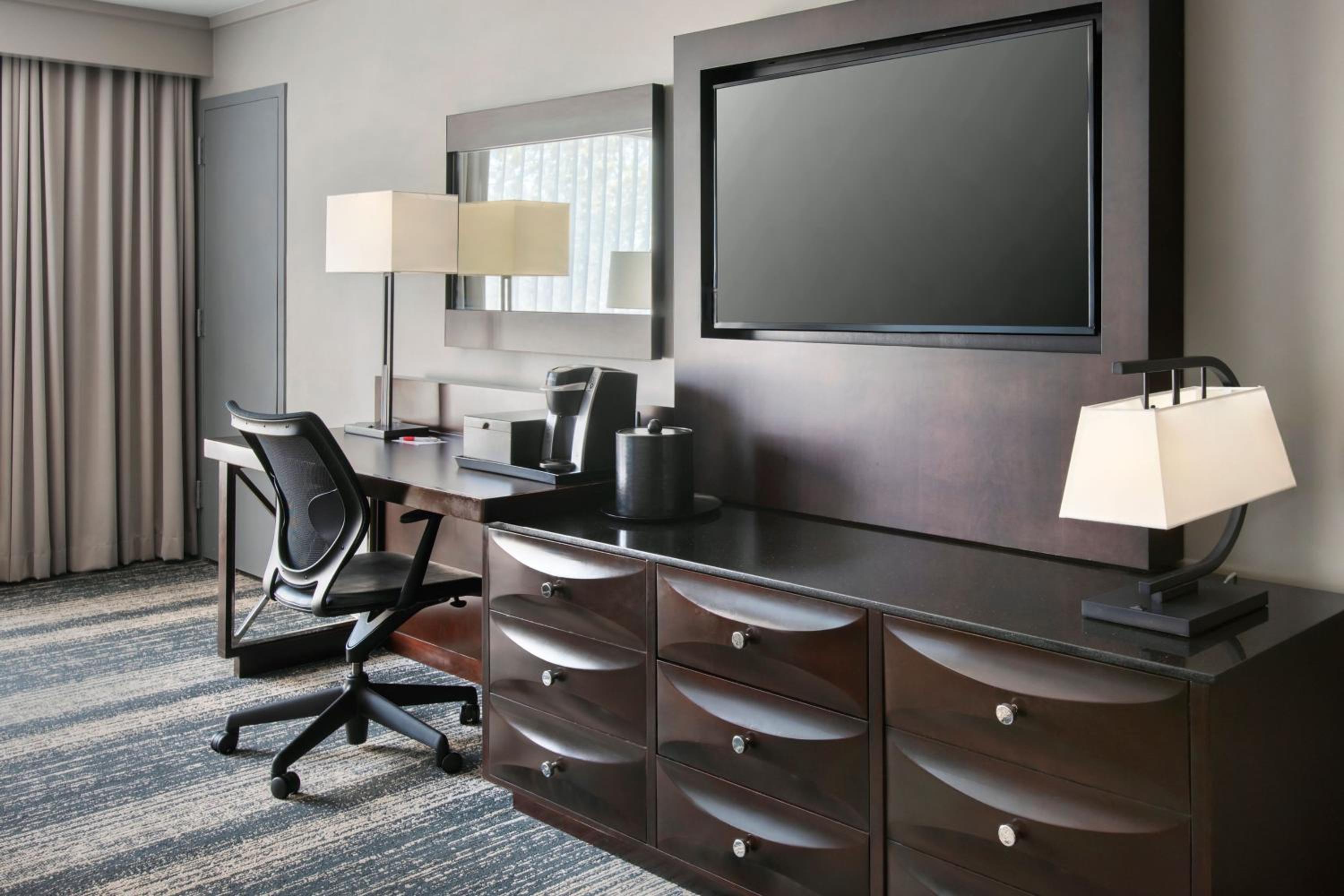 Concierge King Guest Room thumbnail 6