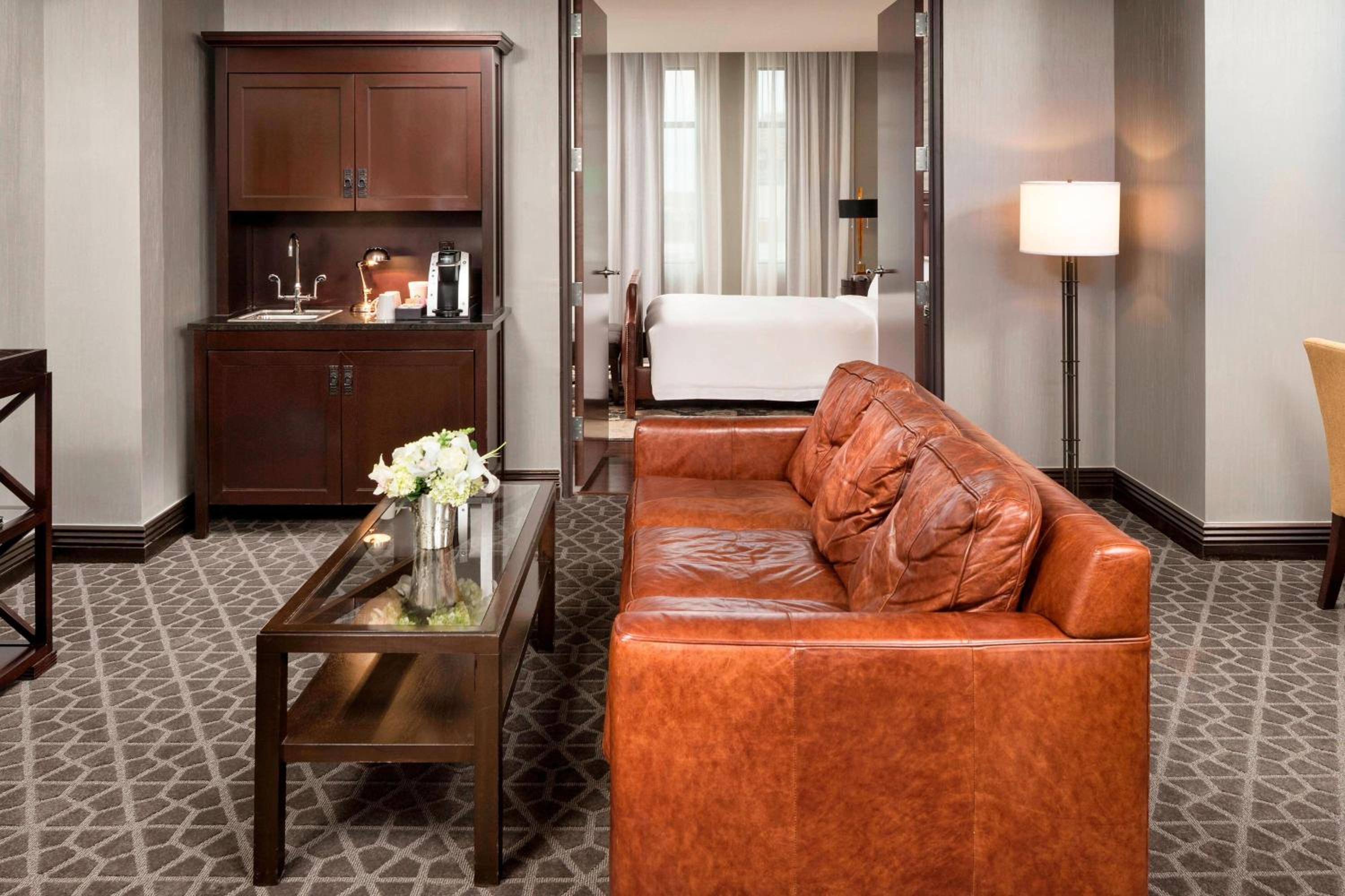 Executive Suite, 1 King, Sofa bed - Photo 2