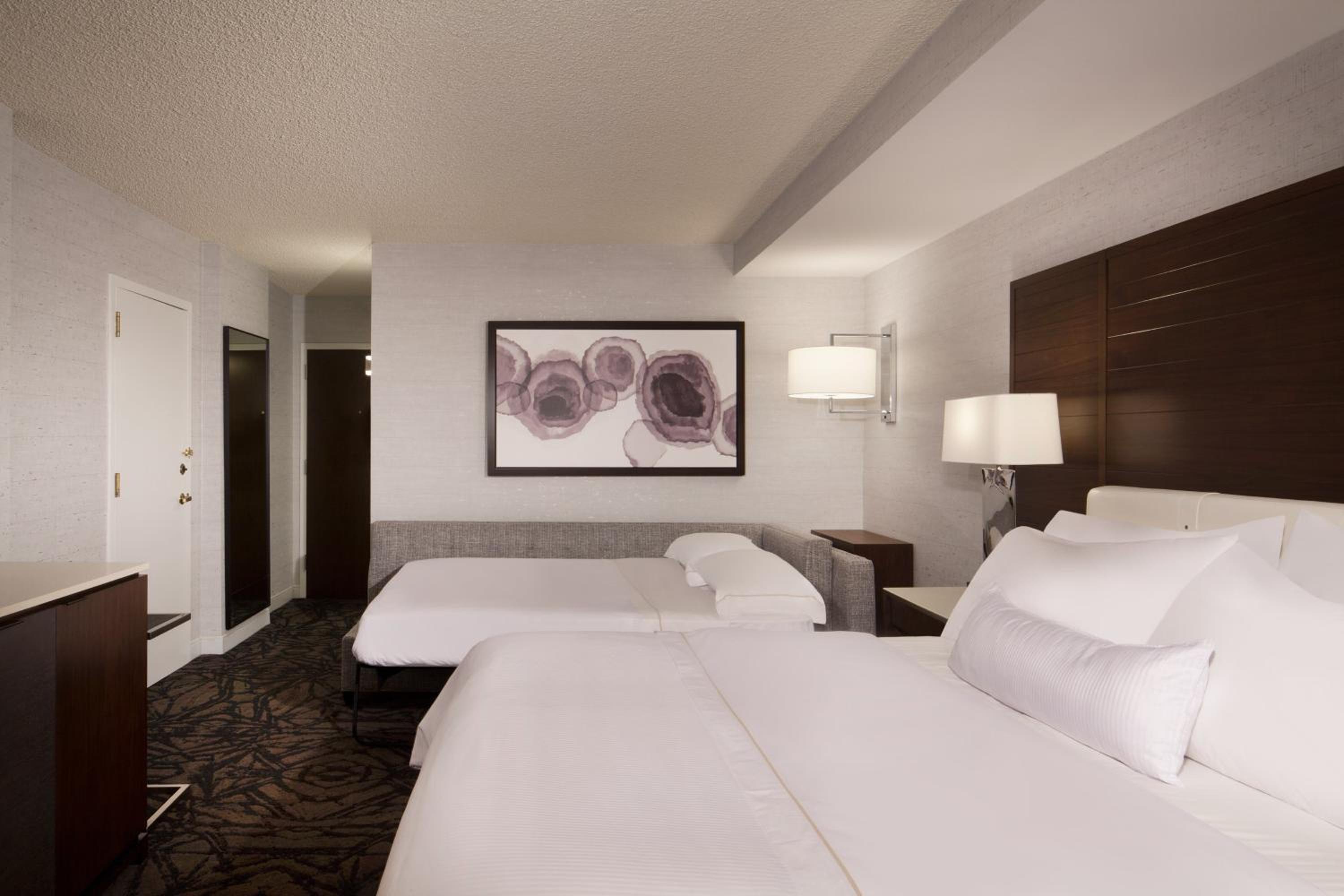 King Room with Adapted Tub - Mobility and Hearing Accessible - Photo 8