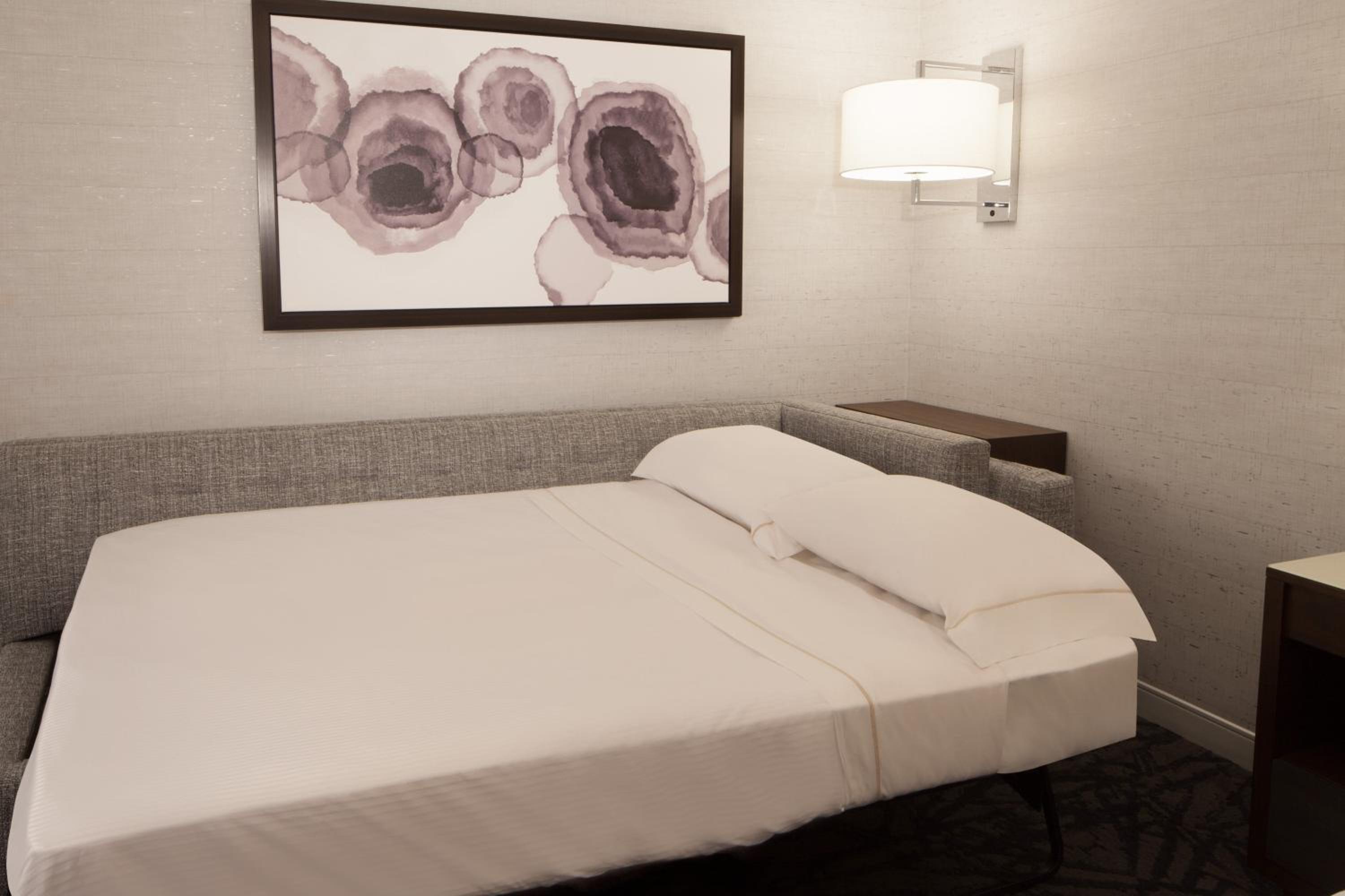 King Room with Adapted Tub - Mobility and Hearing Accessible - Photo 3