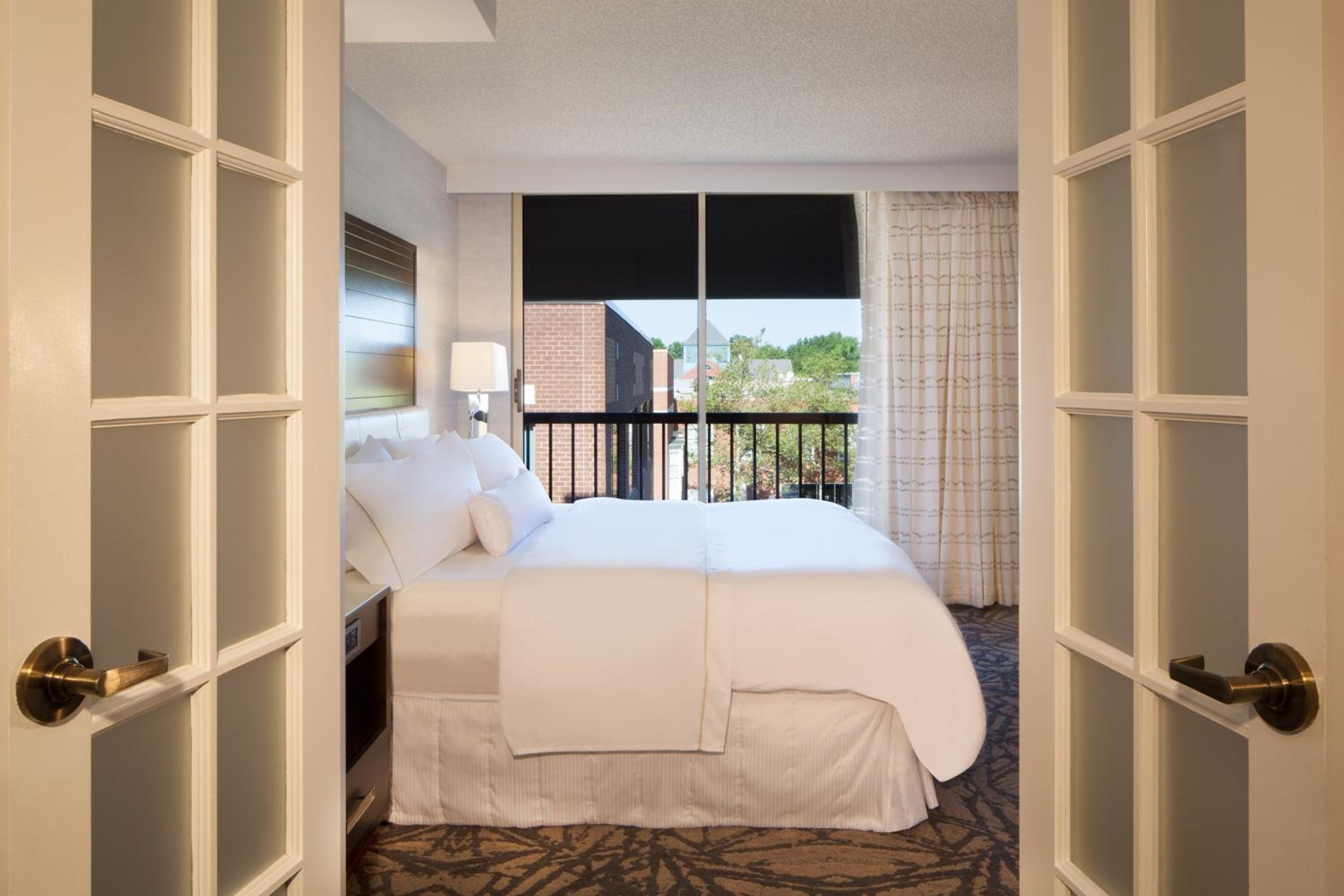 Executive level, 1 Bedroom Junior Suite, 1 King, Sofa bed photo 3