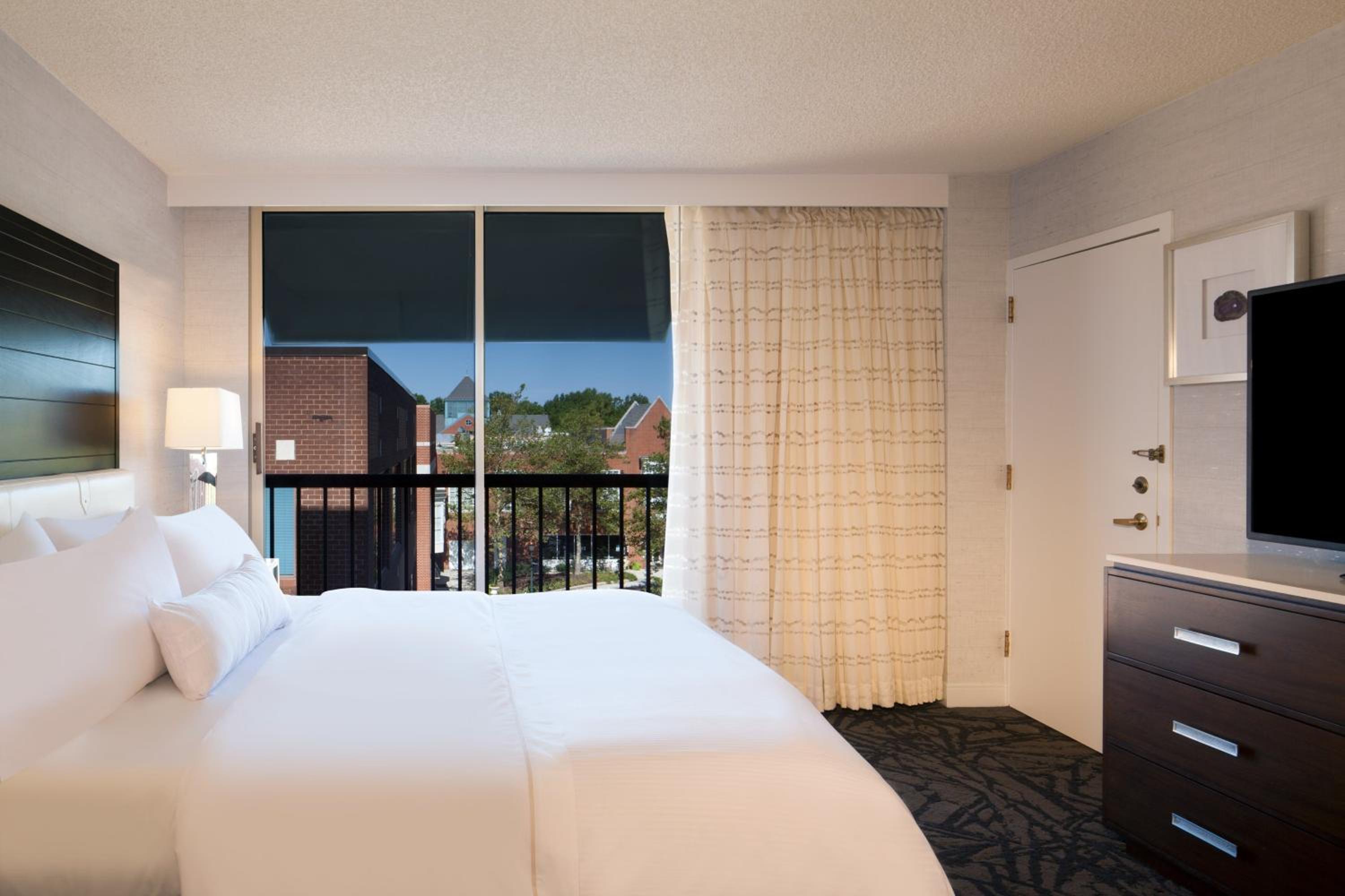 Executive level, 1 Bedroom Junior Suite, 1 King, Sofa bed