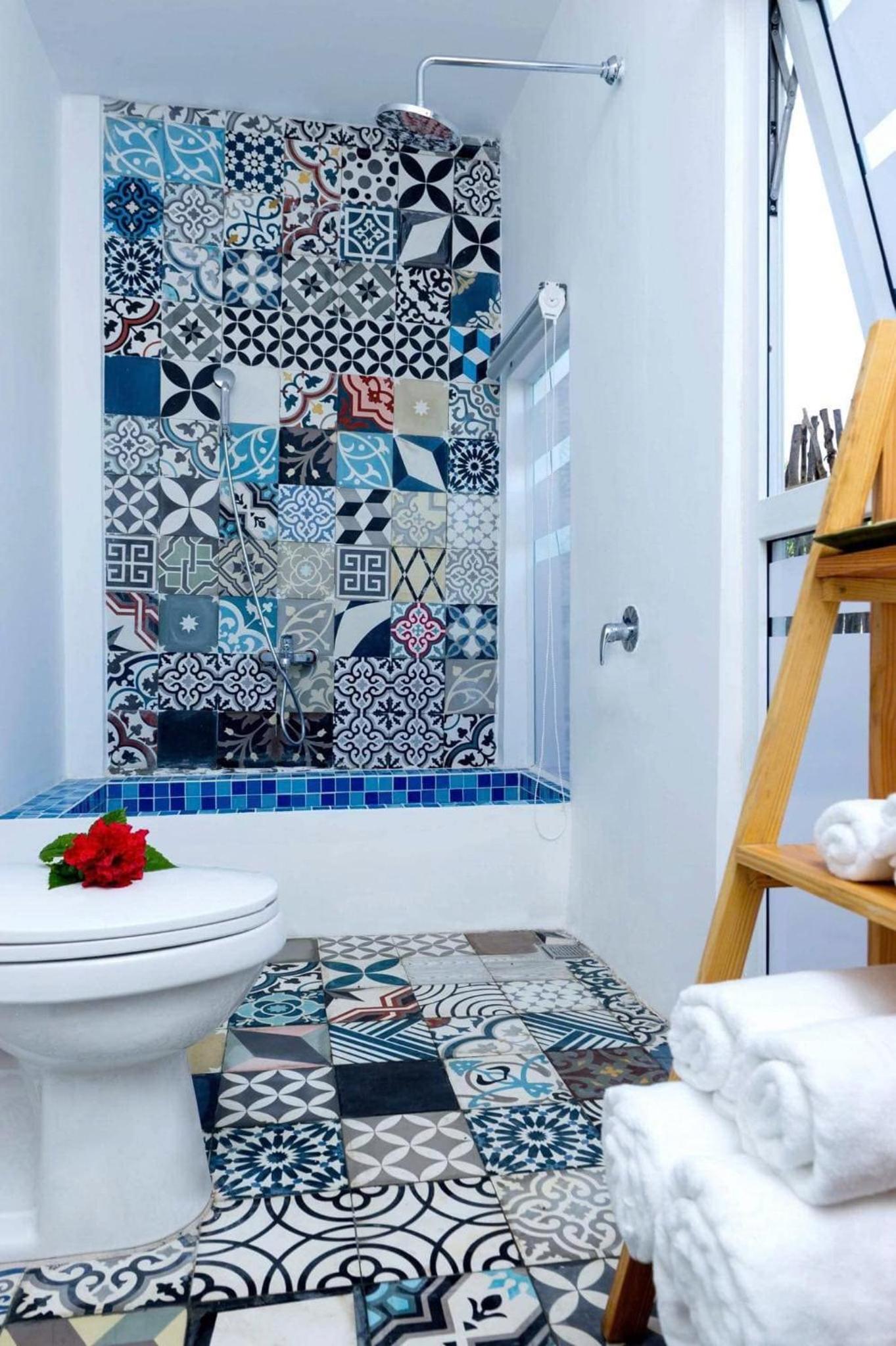 Family Room with Shared Bathroom photo 2