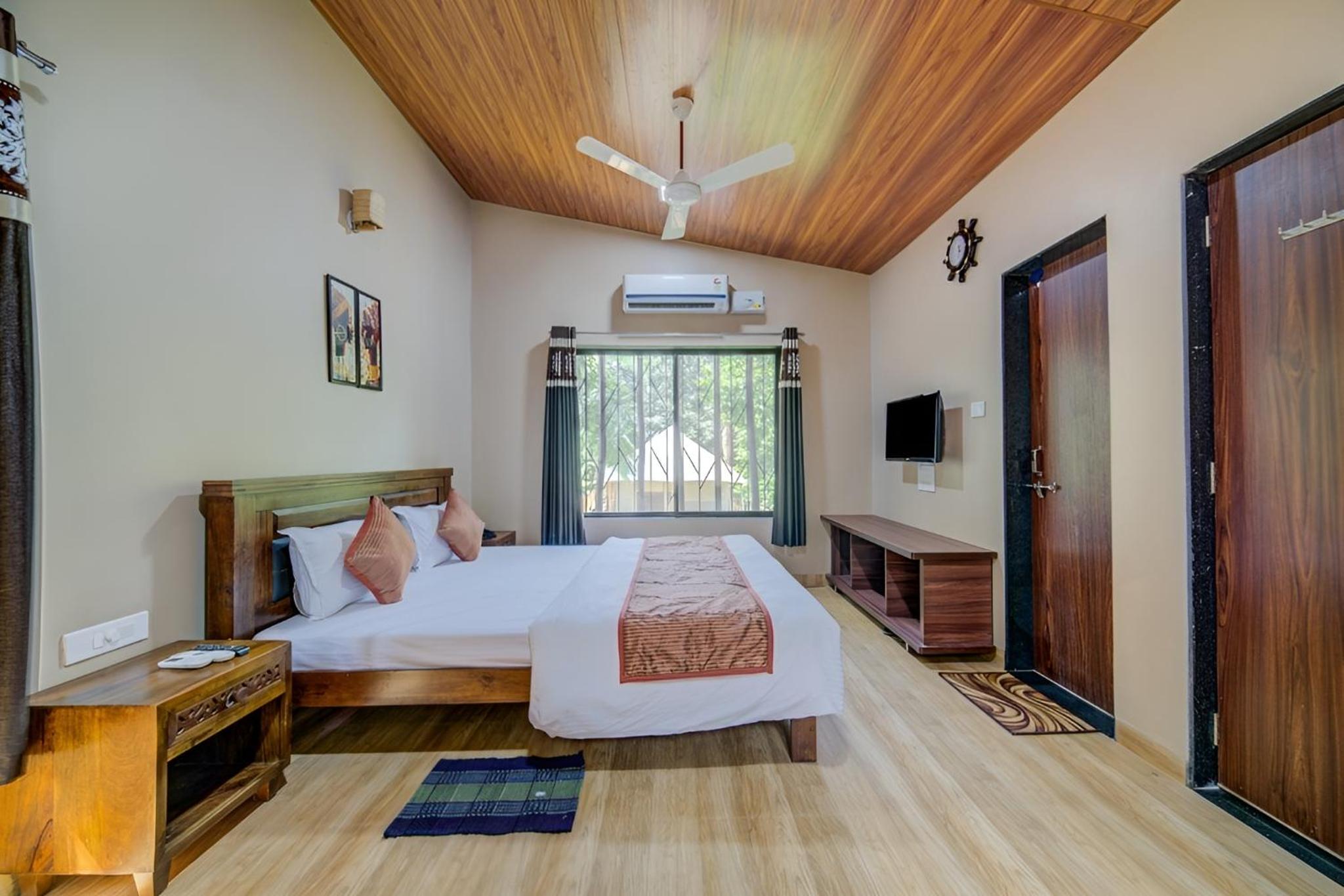 Double Room with Pool View - Photo 4