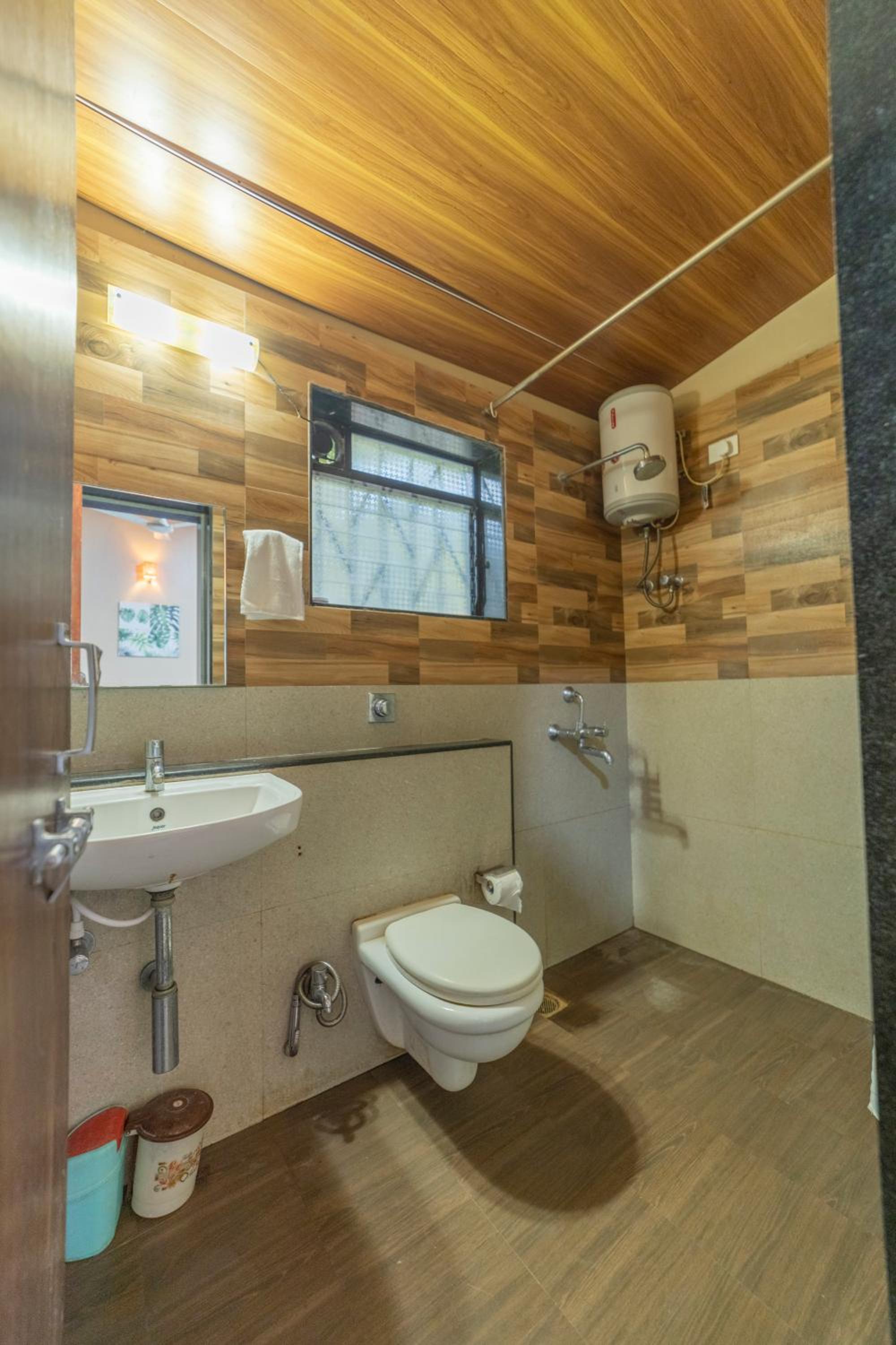 Double Room with Pool View - Photo 7