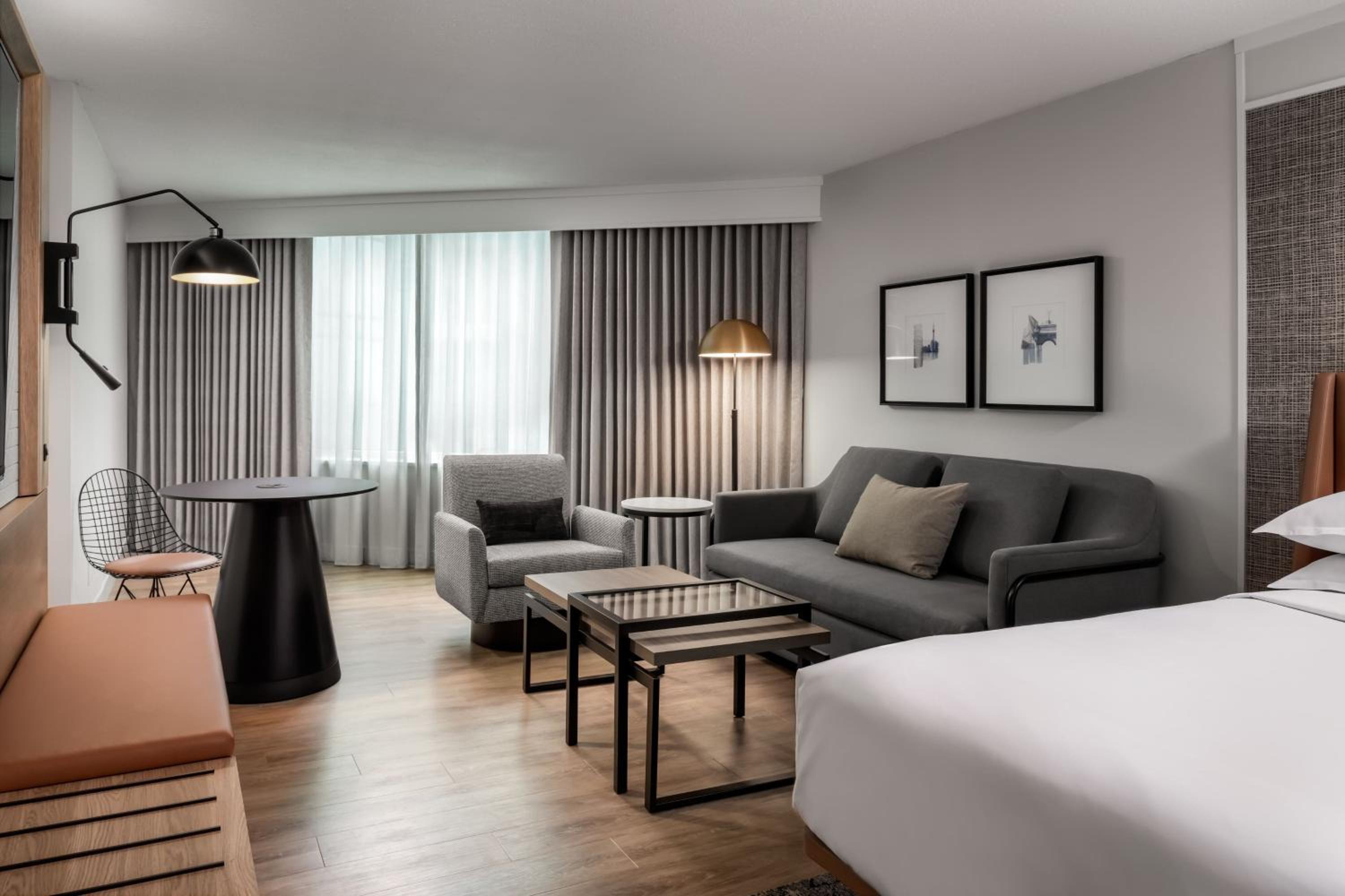 Queen Studio Suite with Sofa Bed - Club Lounge Access thumbnail 6
