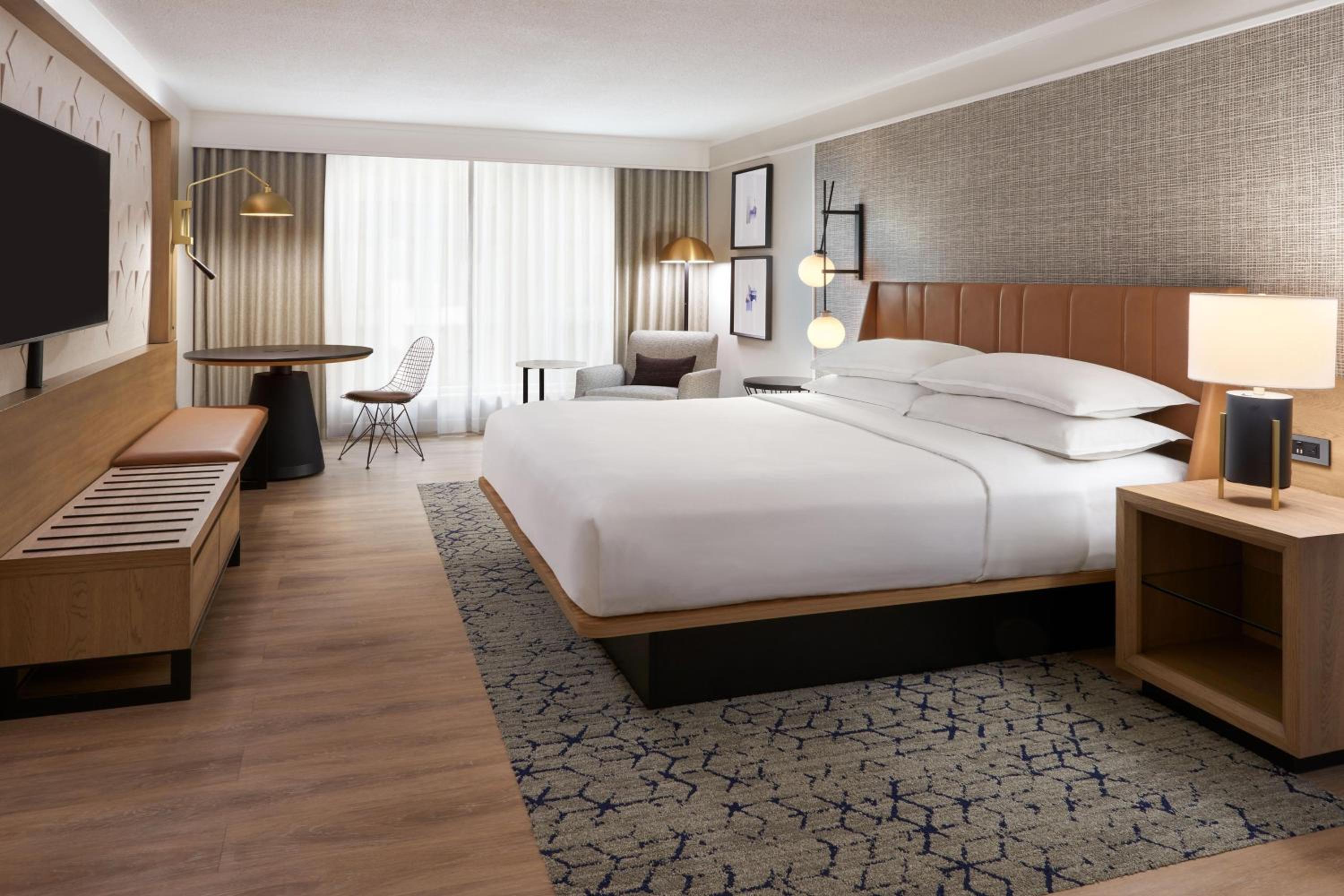 Club King Room - Club Lounge Access thumbnail 5