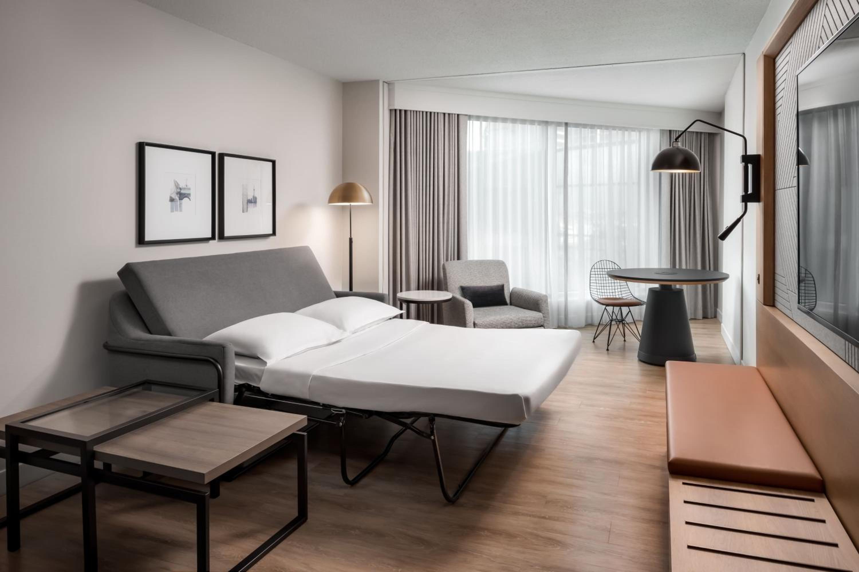 Queen Studio Suite with Sofa Bed - Club Lounge Access