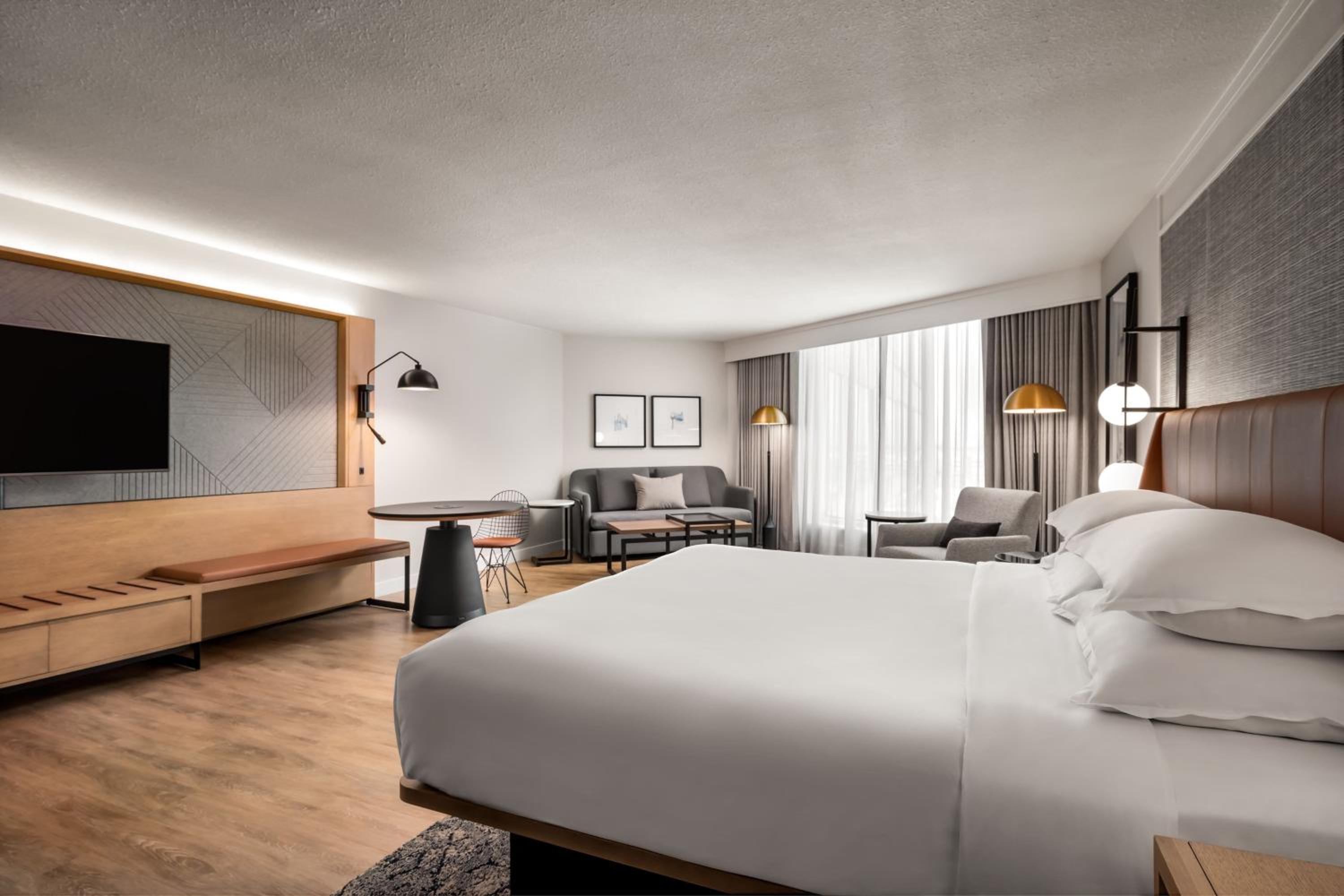 King Studio Suite with Sofa Bed - Club Lounge Access