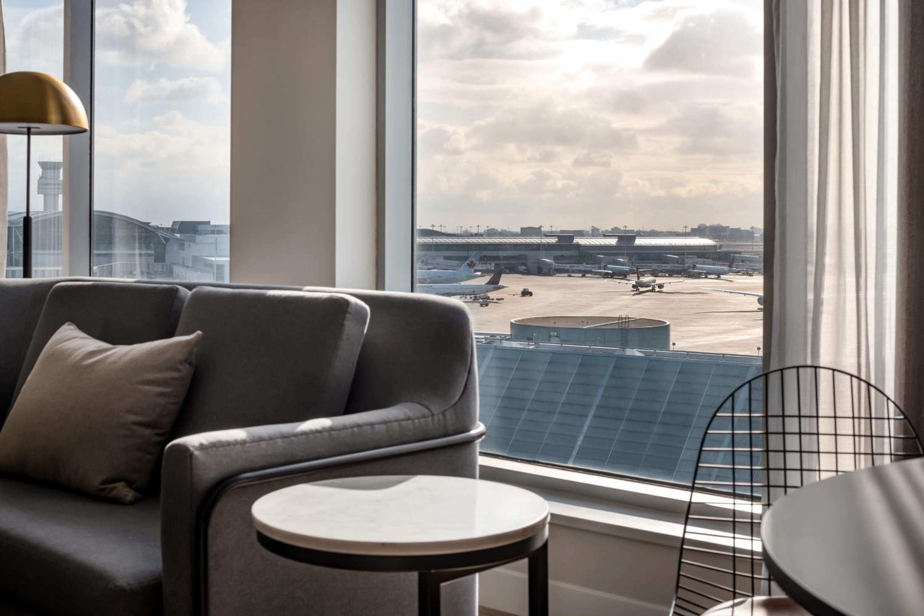 Junior King Suite with Sofa Bed - Club Lounge Access