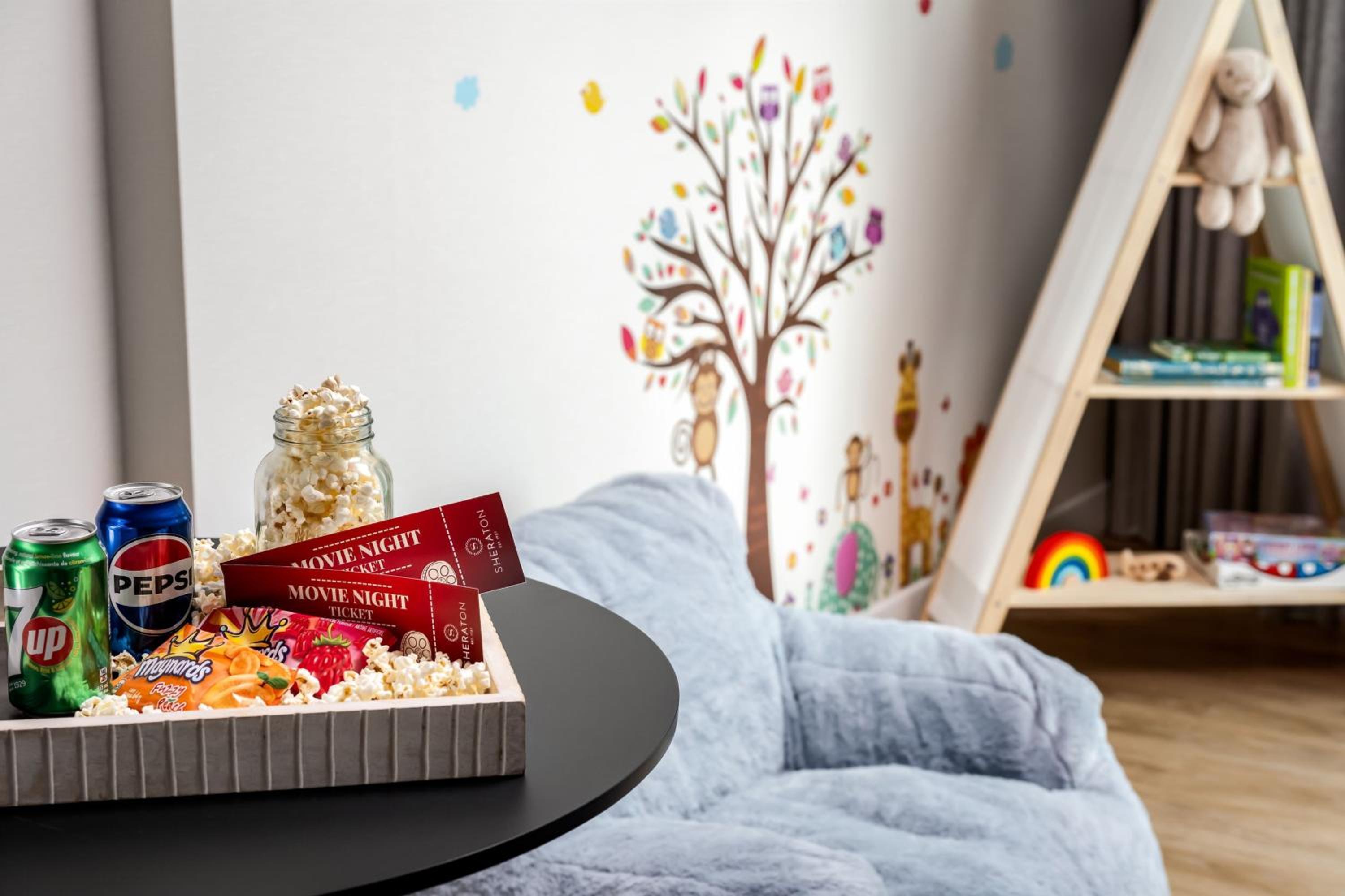 Traditional, Guest room, 1 King thumbnail 5