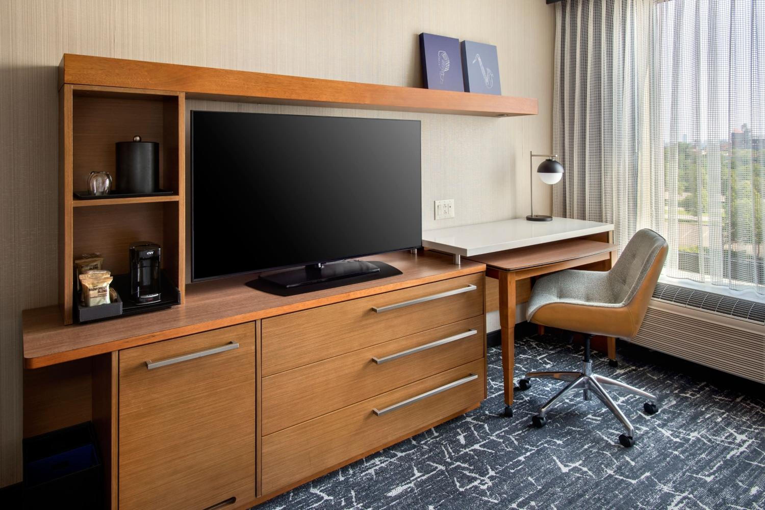 King Room with Sofa Bed - Hearing Accessible thumbnail 5
