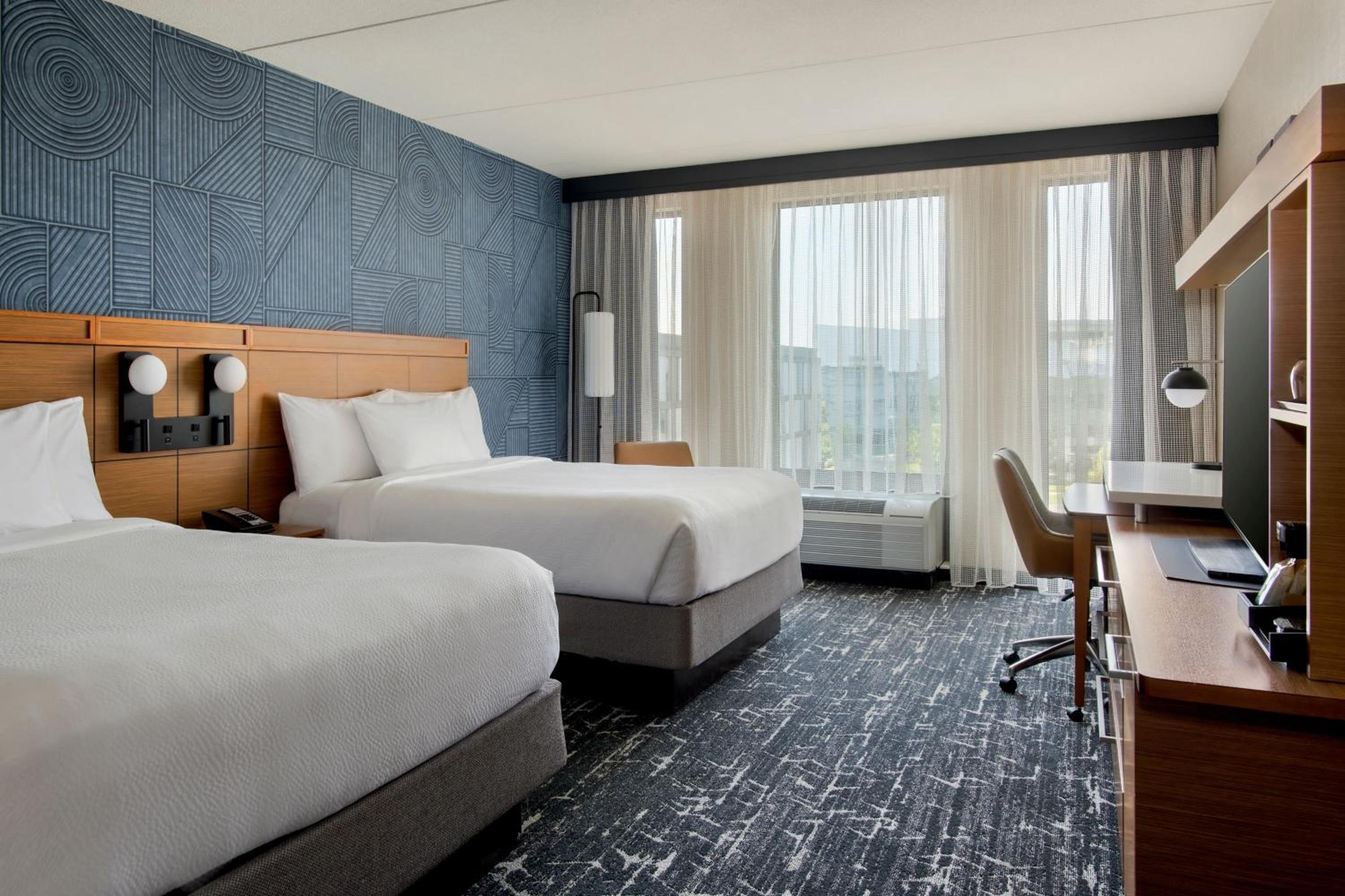 Queen Room with Two Queen Beds thumbnail 6