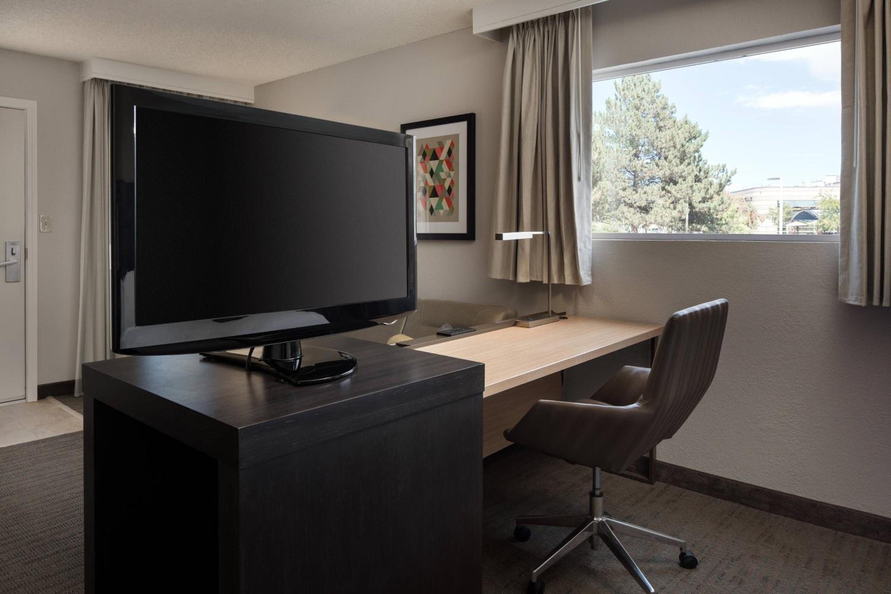 King Studio with Sofa Bed - Hearing Accessible photo 2