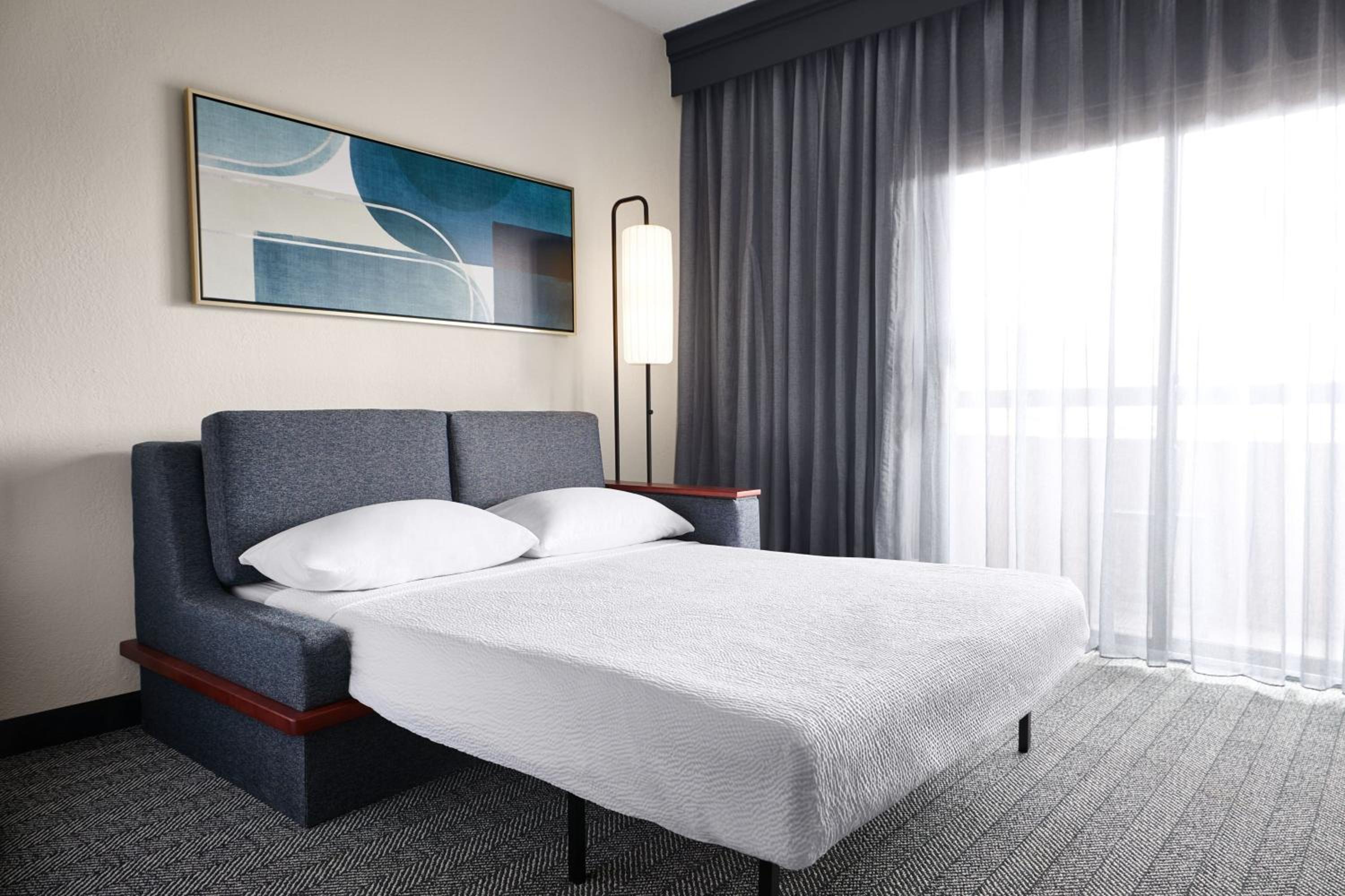 King Room with Sofa Bed - Photo 3