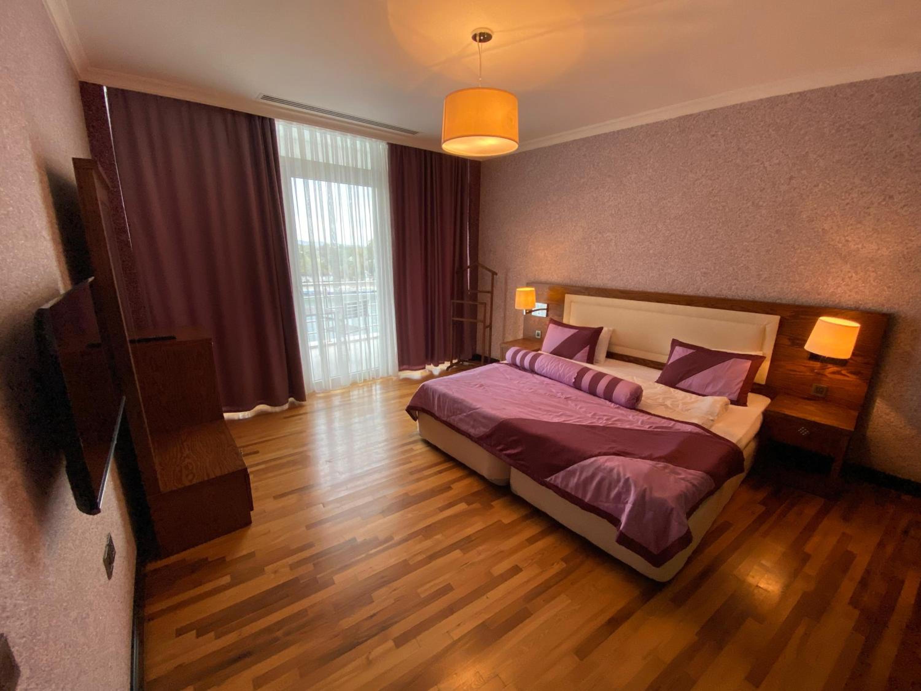 Deluxe King Suite