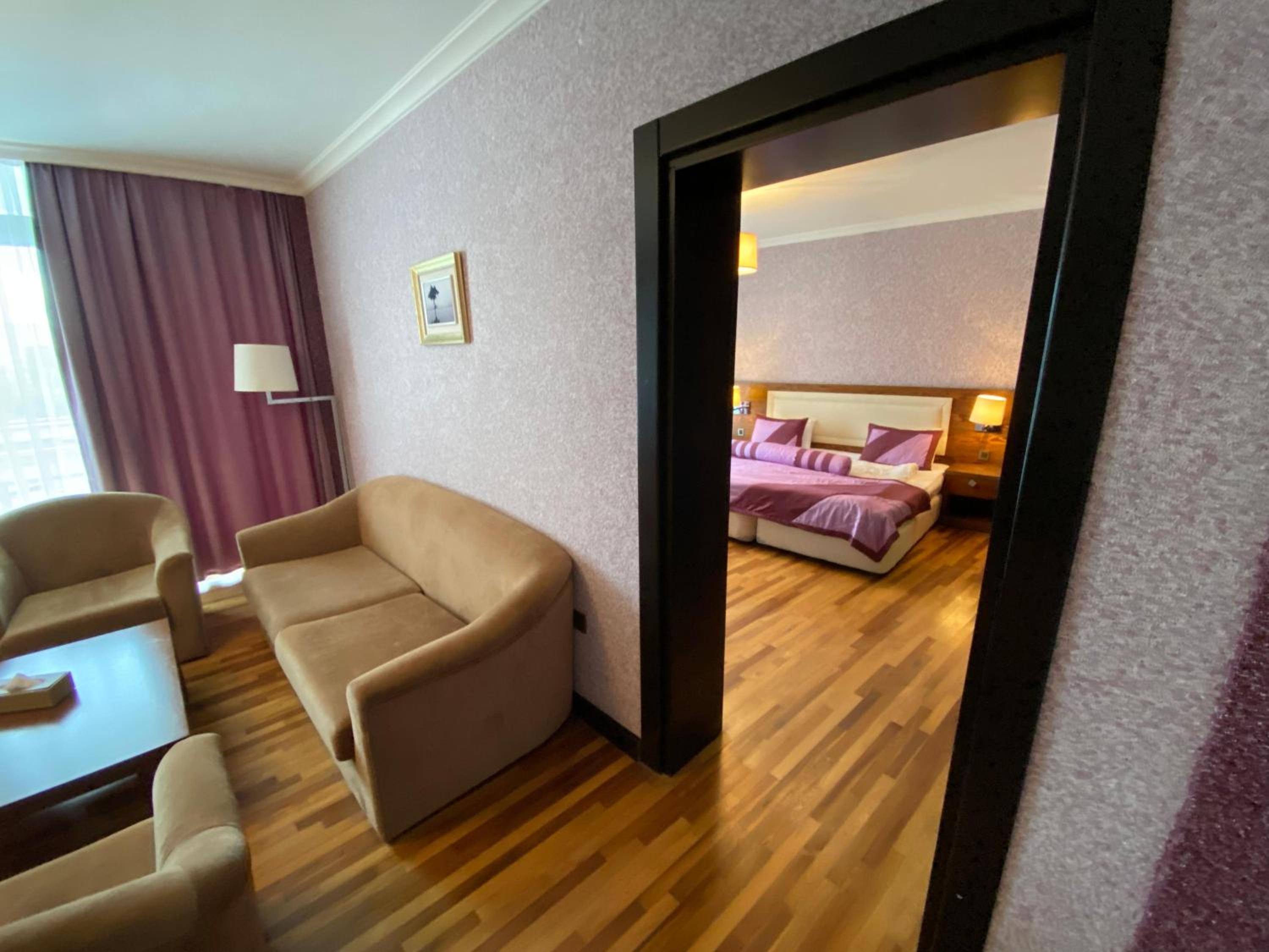 Deluxe King Suite