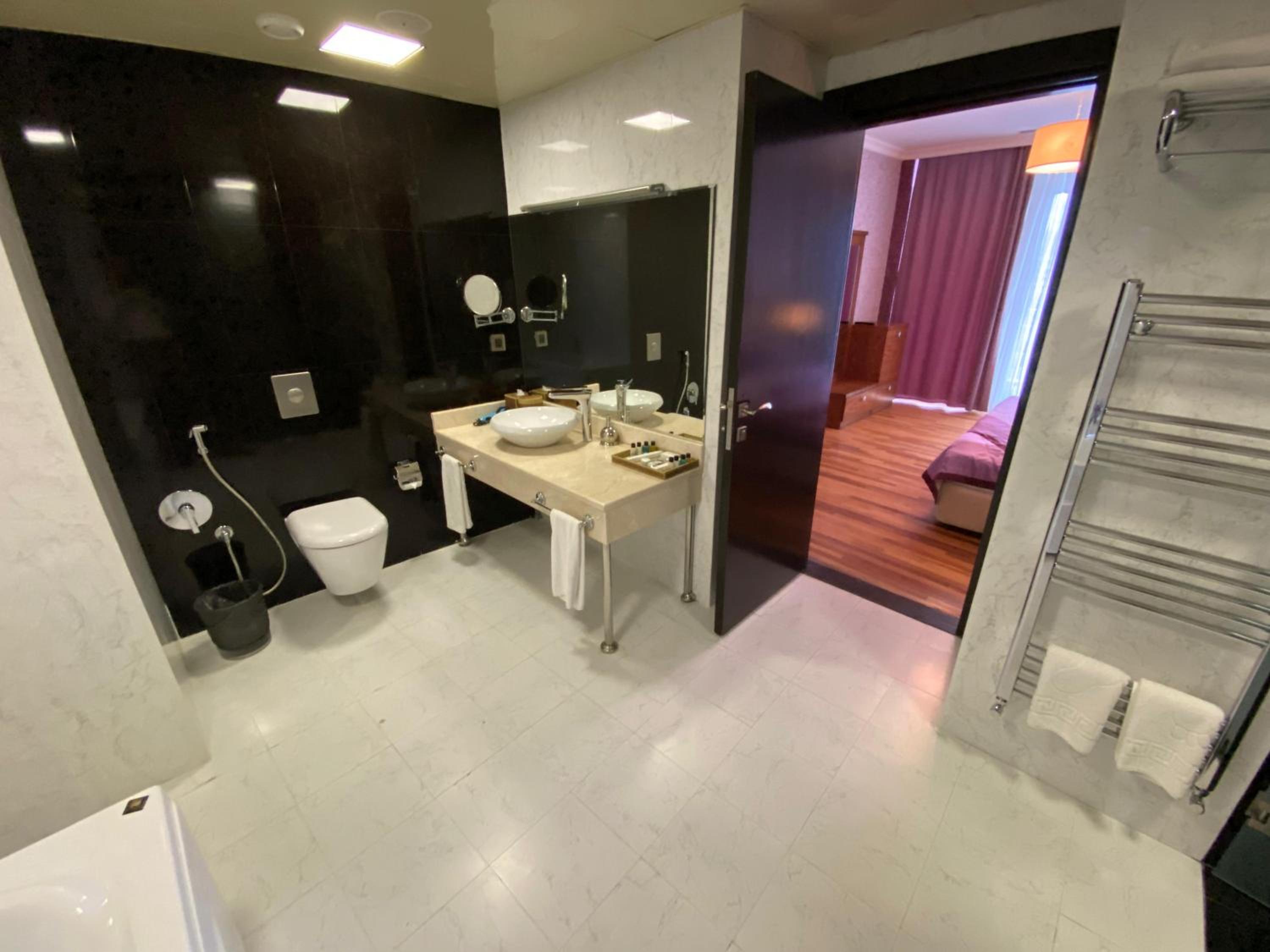 Deluxe King Suite photo 2