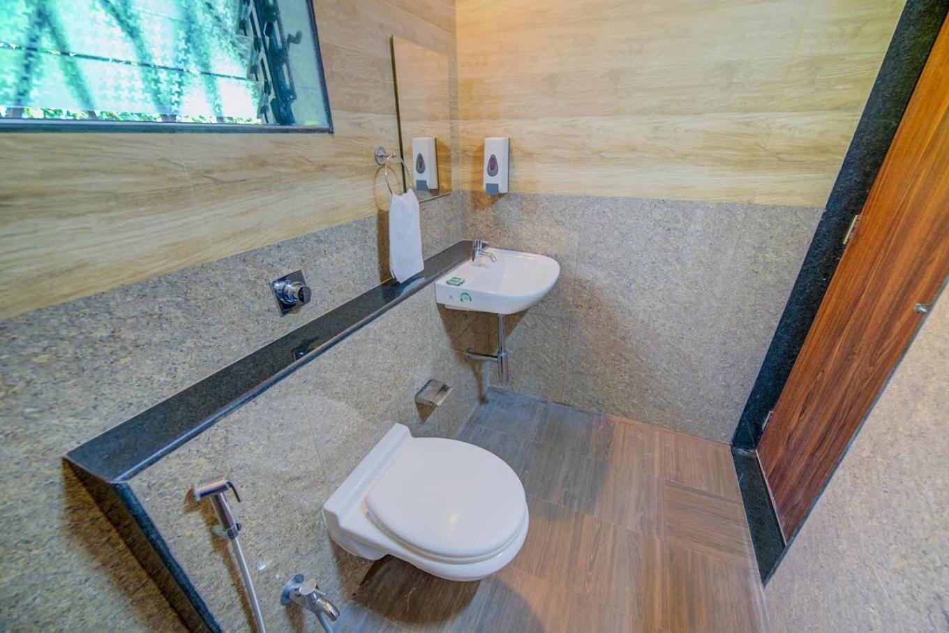Double Room with Pool View - Photo 6