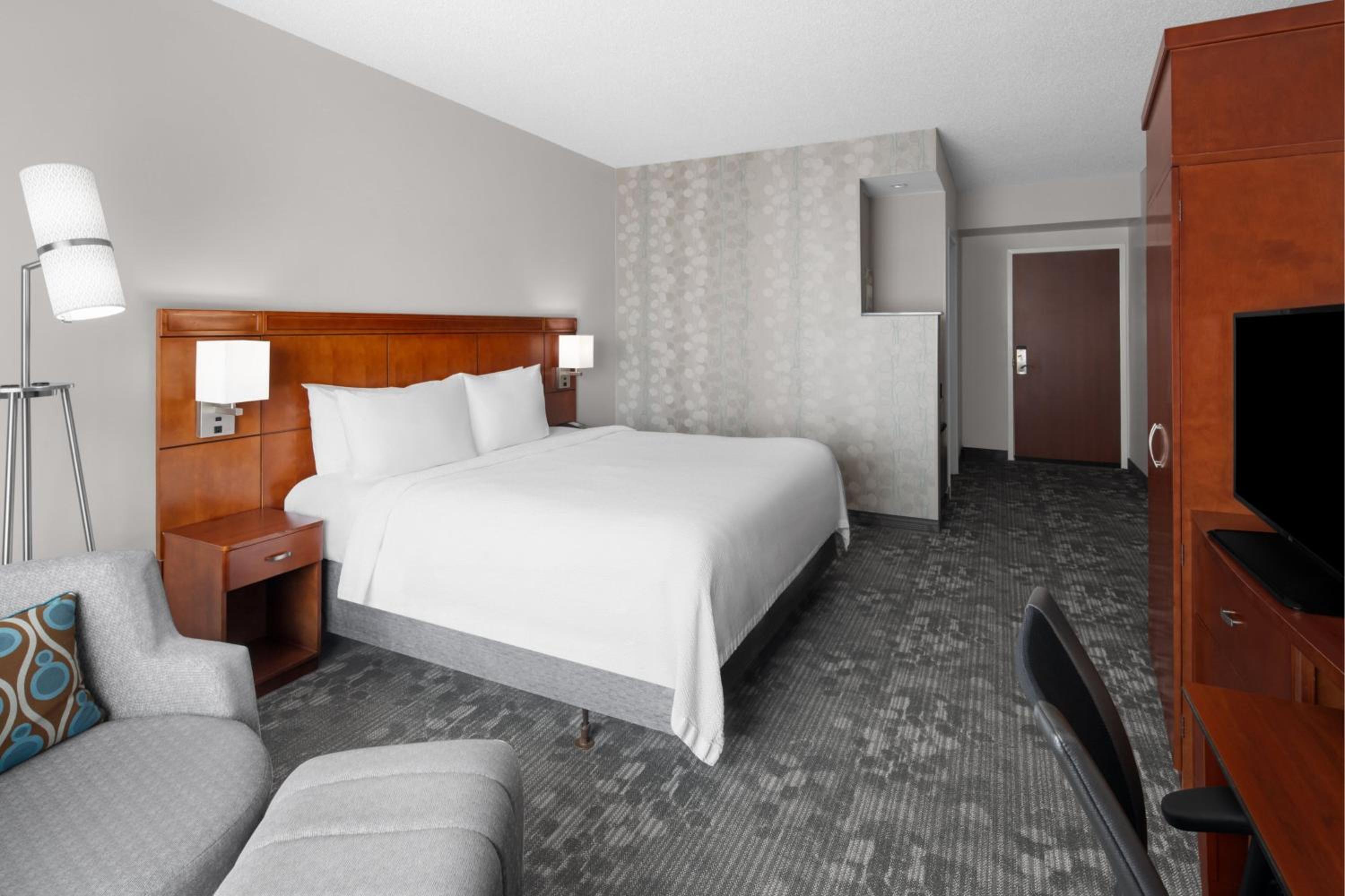 King Room - Non-Smoking - Photo 7
