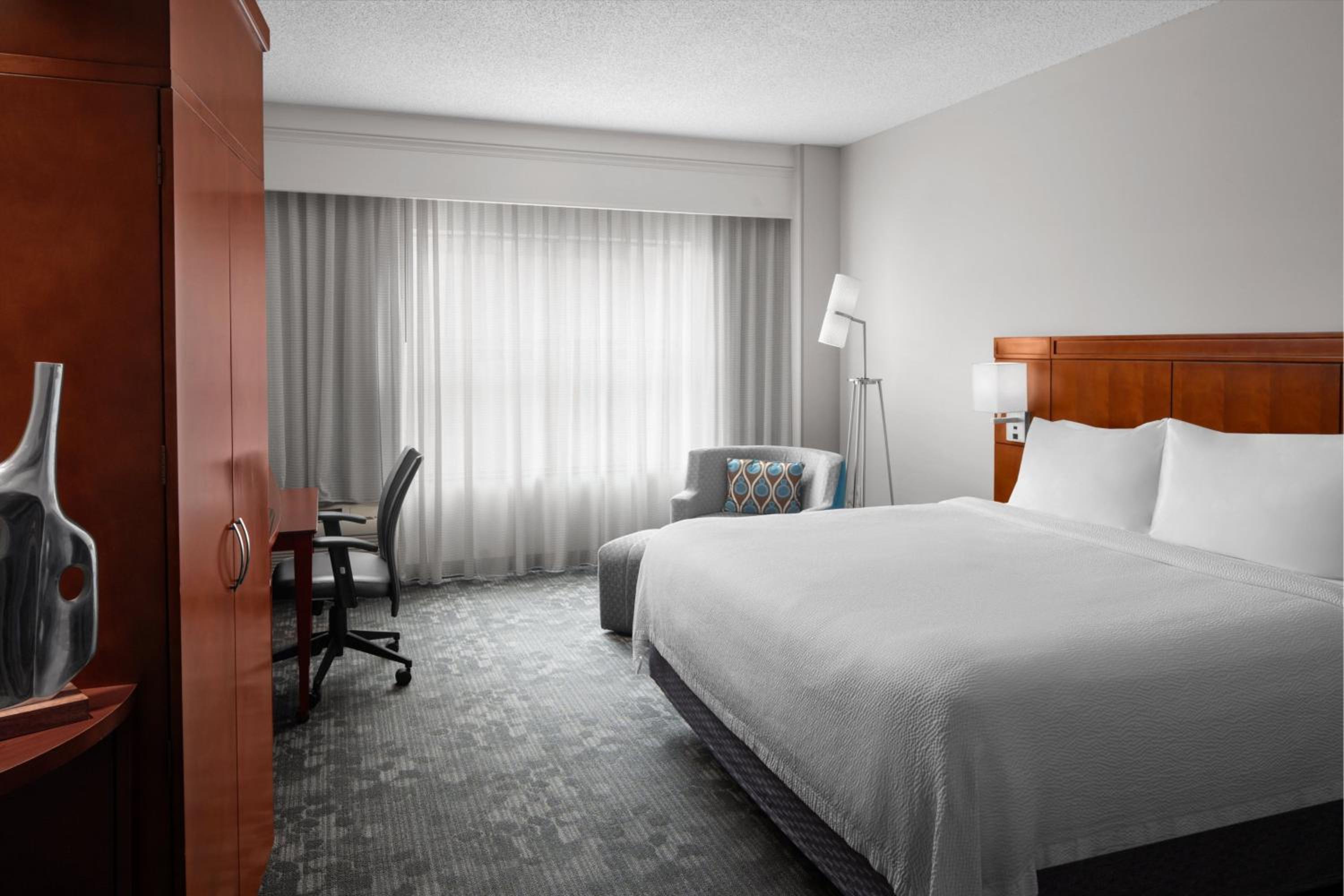 King Room - Non-Smoking - Photo 8