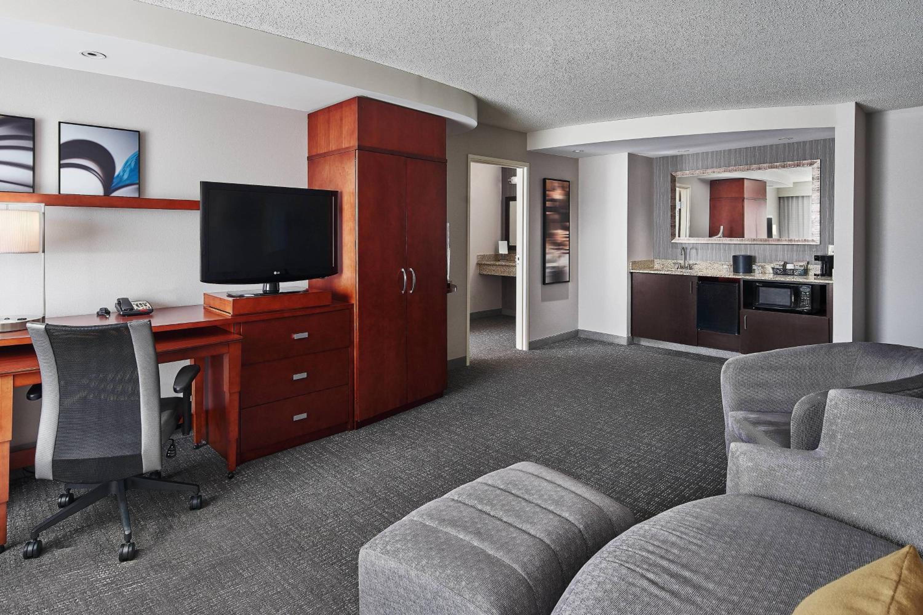 One-Bedroom King Suite - Photo 3