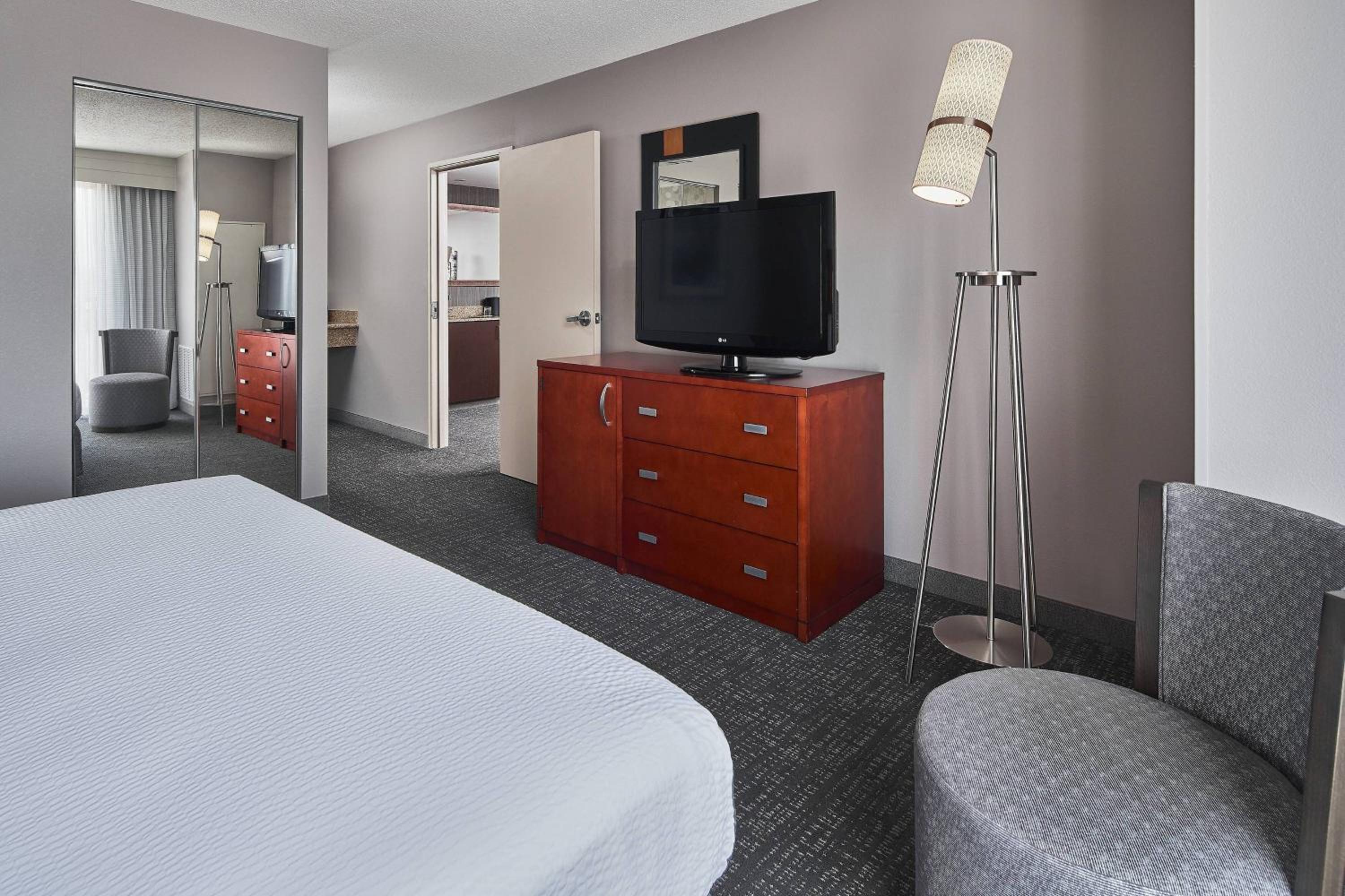 One-Bedroom King Suite - Photo 4