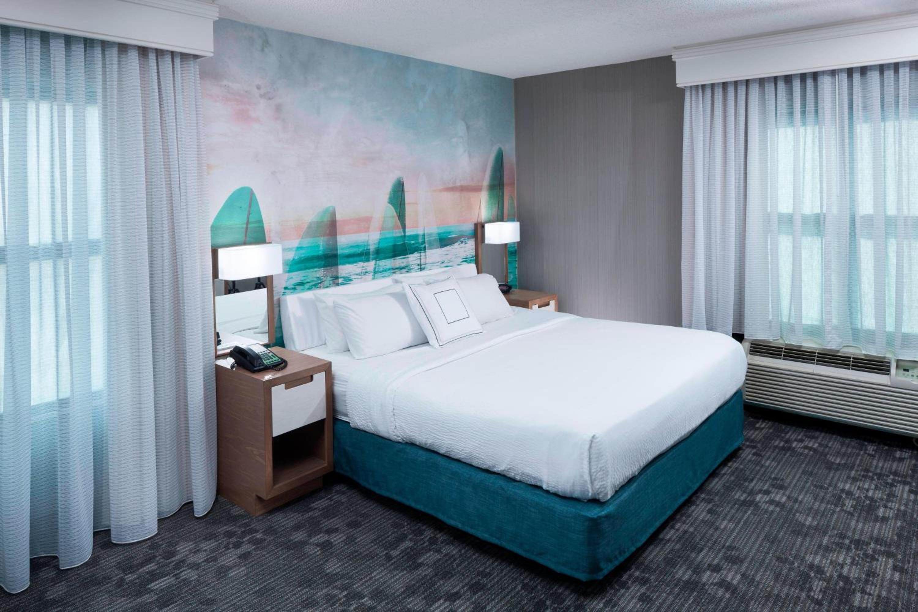 One-Bedroom King Corner Suite, Sofa Bed, Balcony, Oceanfront View, photo 6