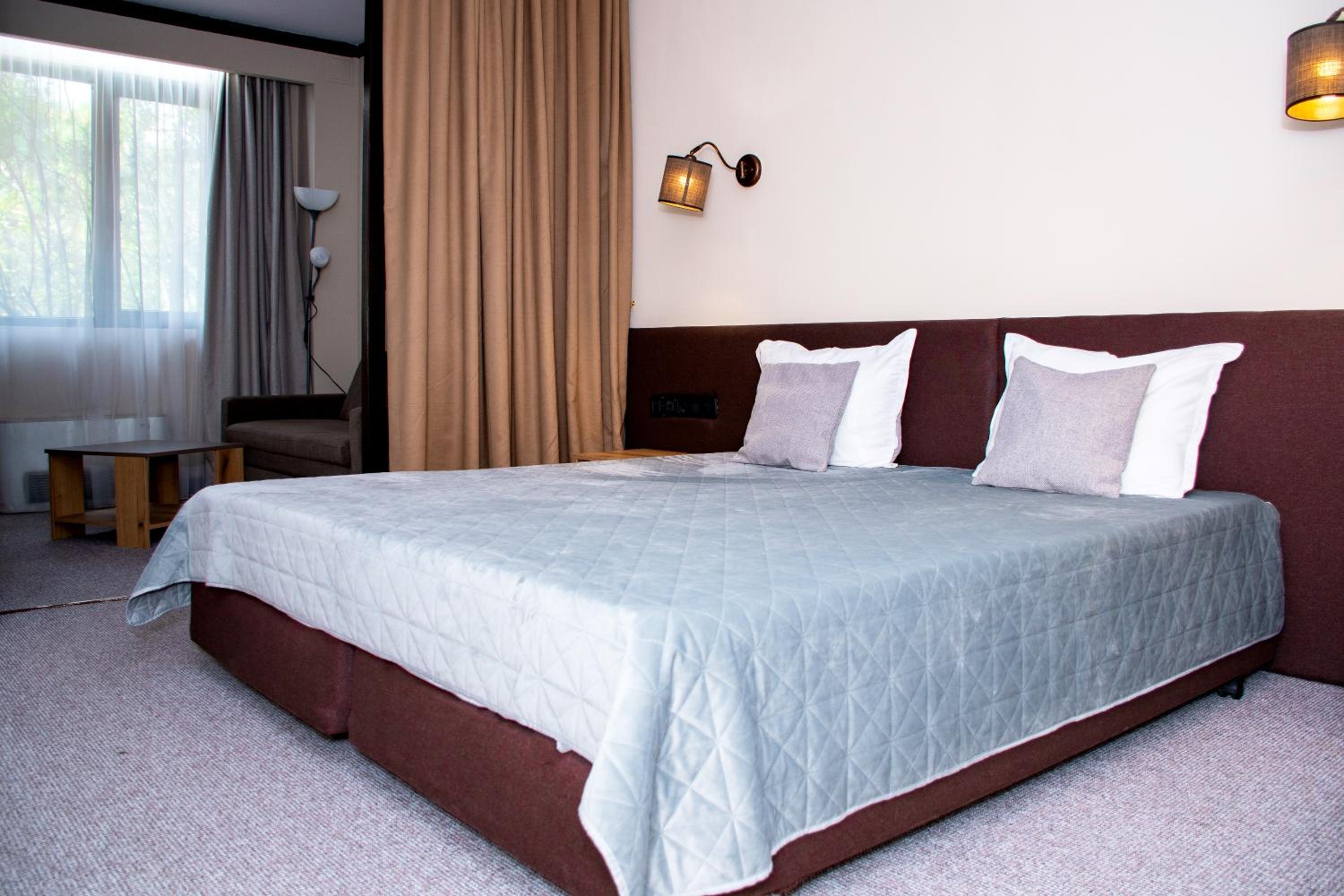Deluxe Family Room with Balcony photo 3