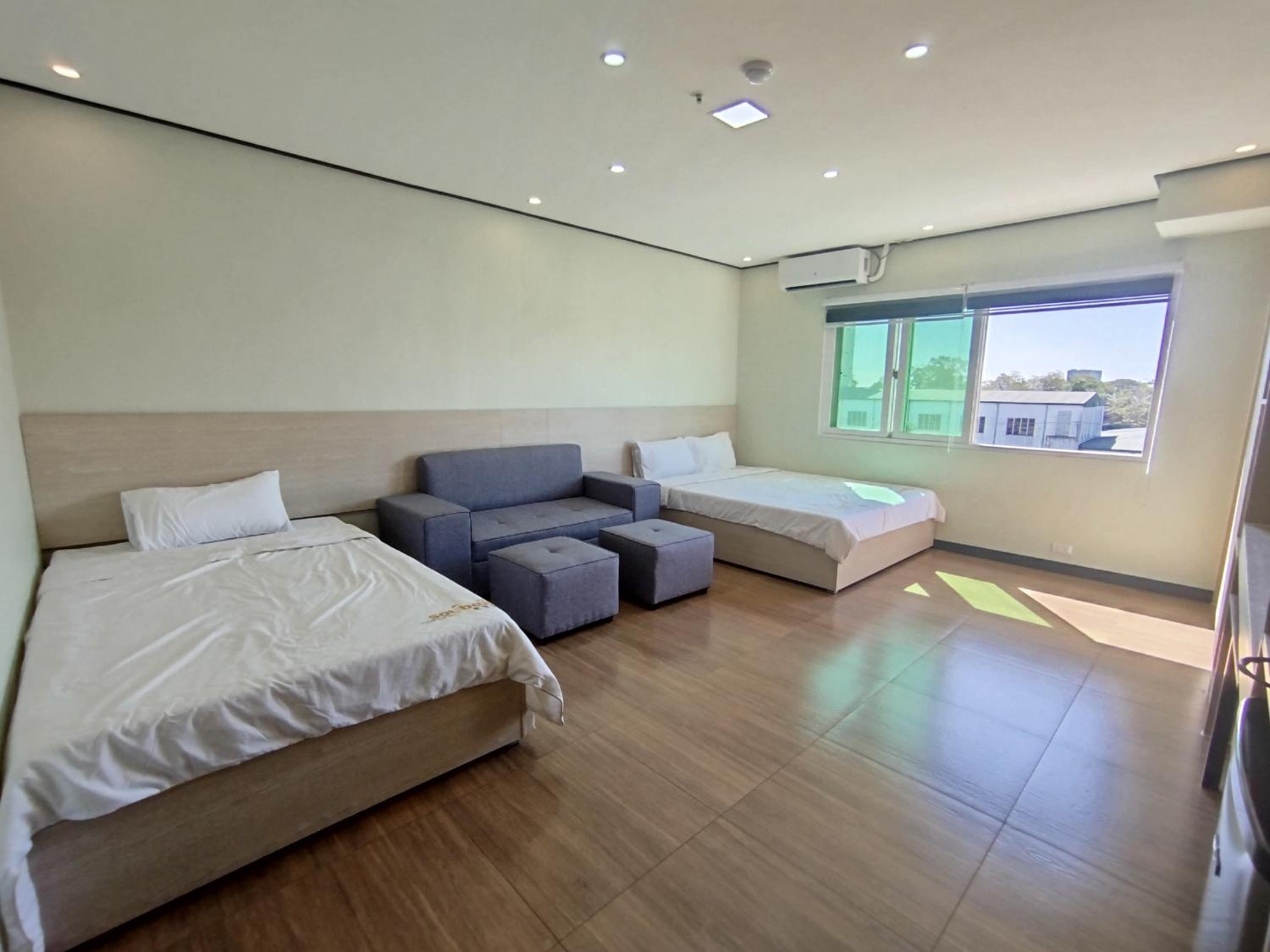 Deluxe Queen Suite - Photo 6