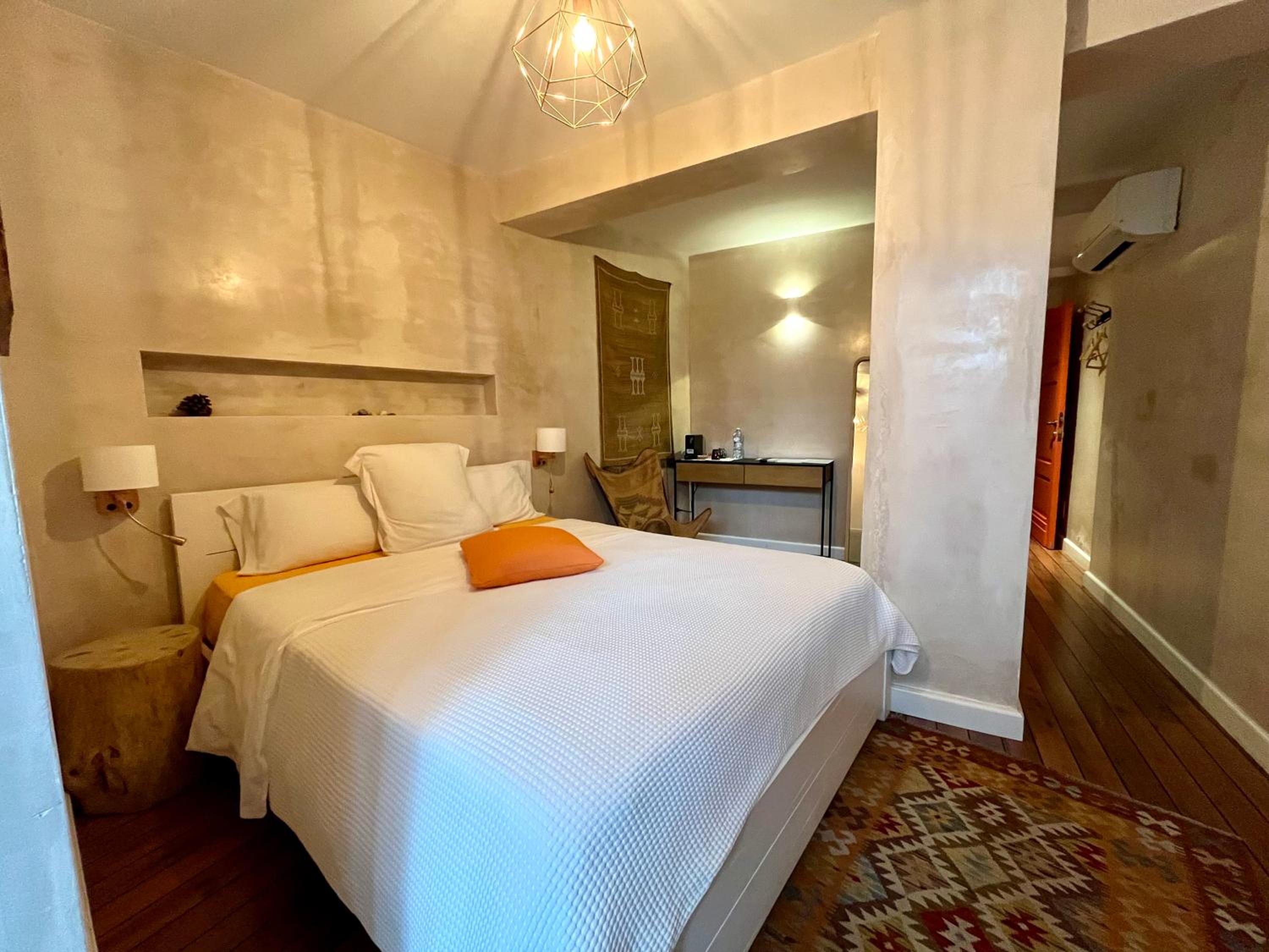 Deluxe Double Room - Photo 12
