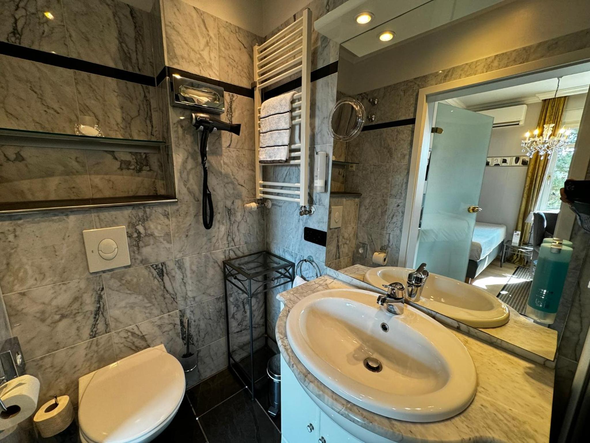 Standard Double Room - Photo 13