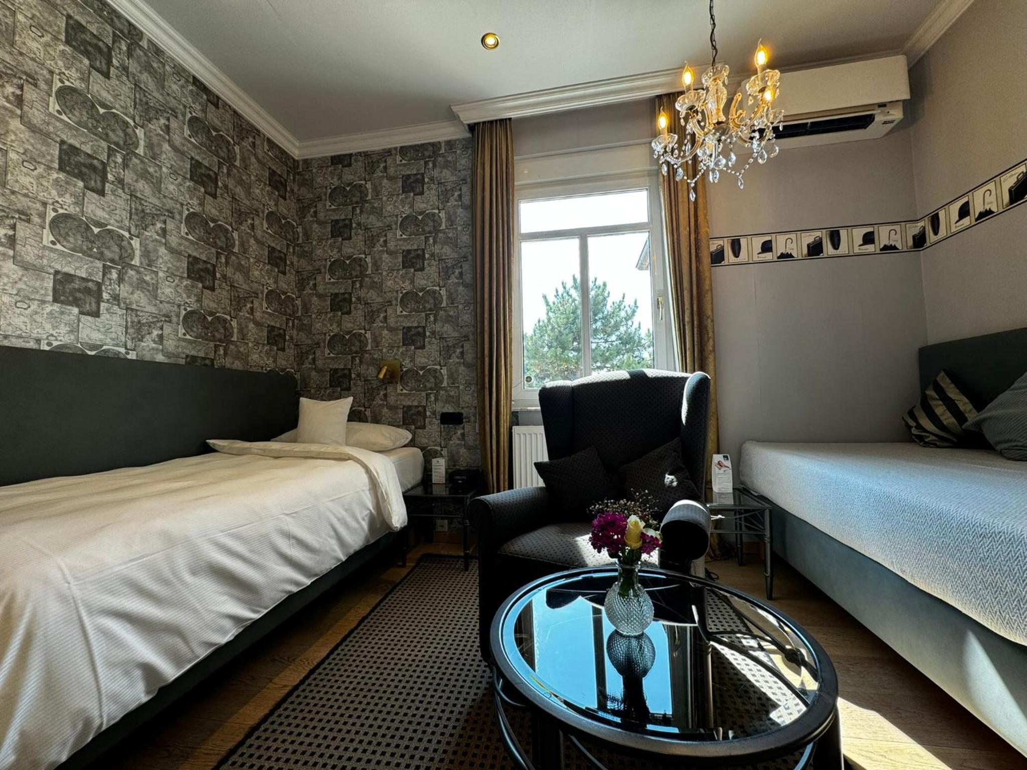 Standard Double Room - Photo 12