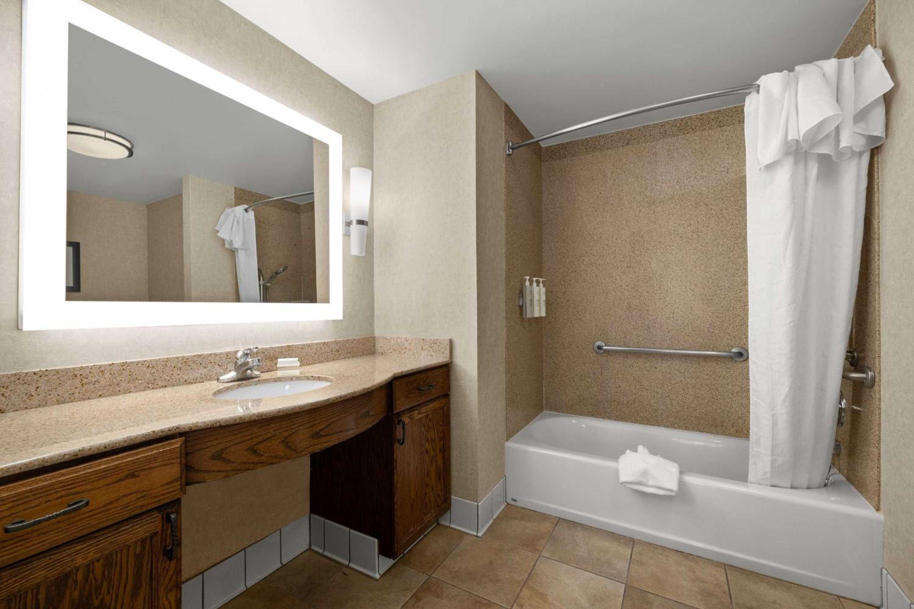King Suite - Mobility Access/Non-Smoking - Photo 2