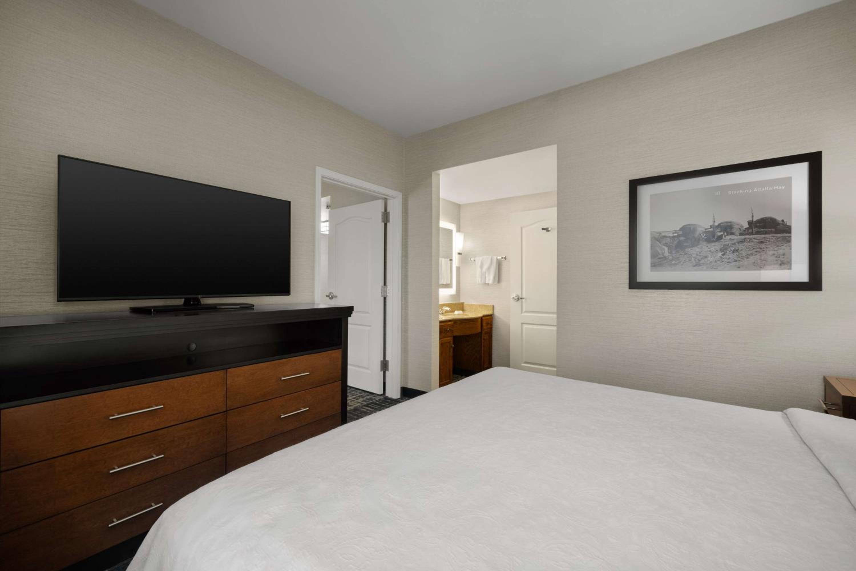 King Suite - Mobility Access/Non-Smoking - Photo 1