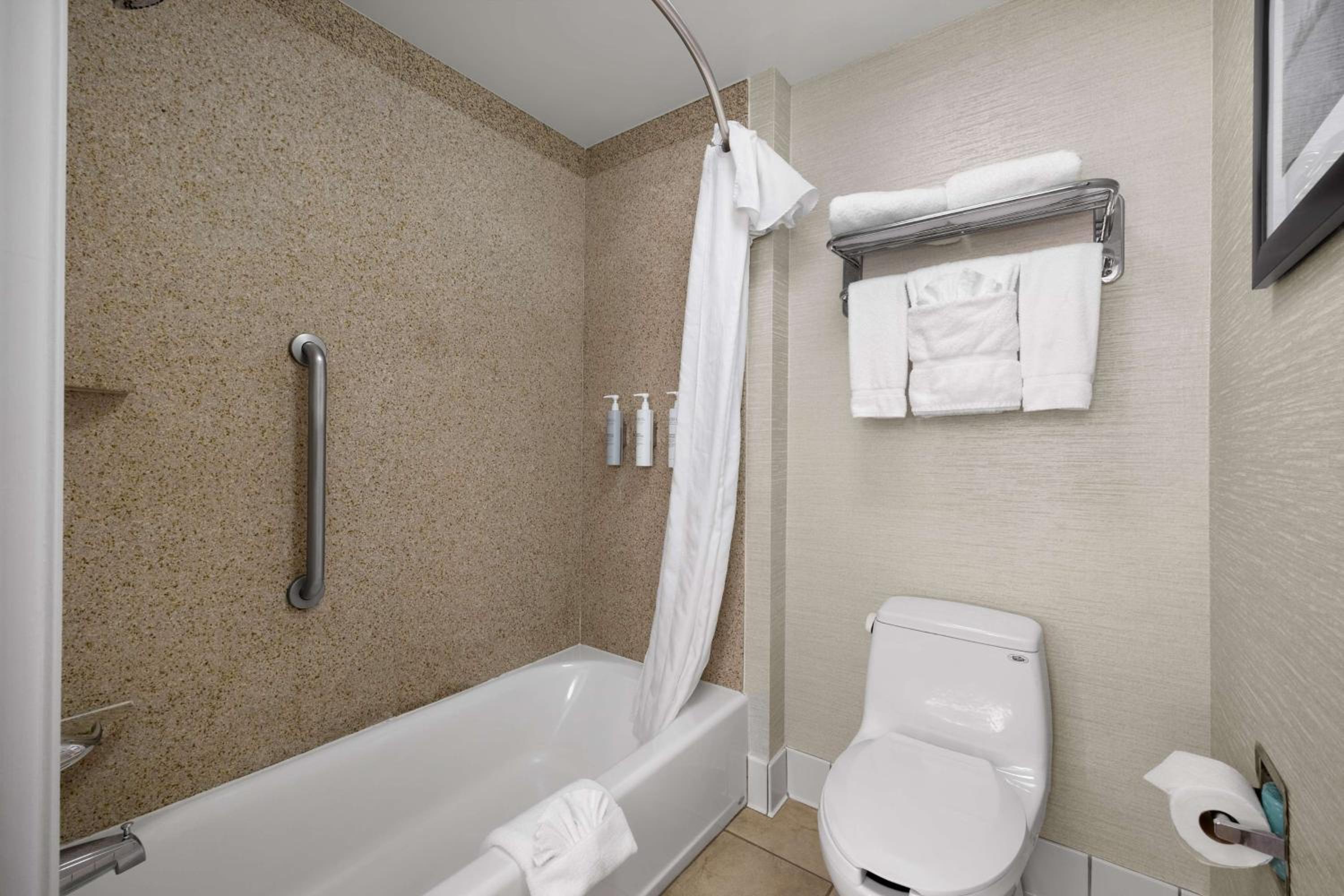 One-Bedroom Queen Suite with Two Queen Beds - Non-Smoking - Photo 3